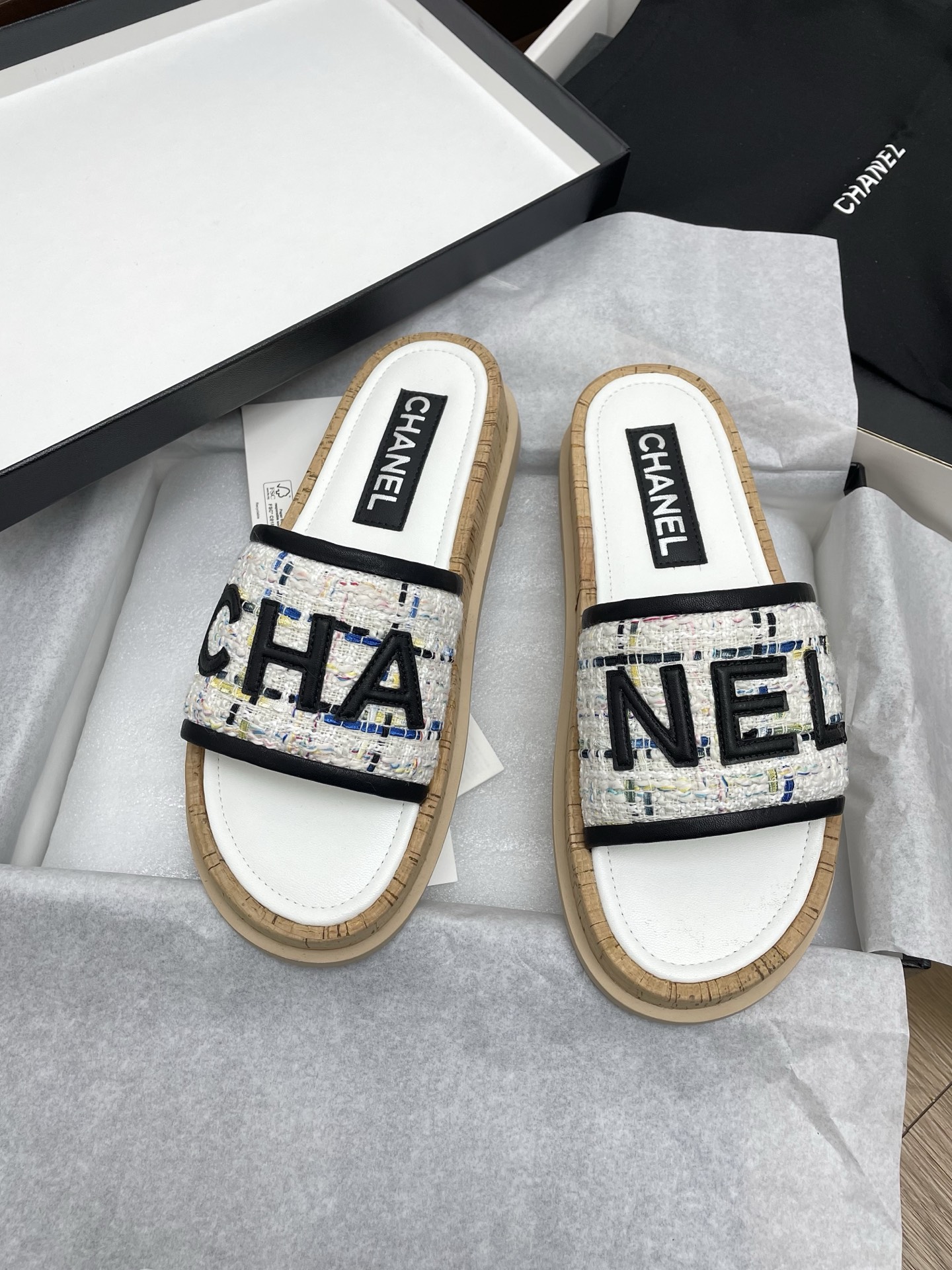 NO:166161,Top version of leather and cloth * 25 early spring new letter slippers The counter is simply grabbing, and the photos are popular on major social platforms. This episode of the show is definitely too handsome, and it is definitely the hottest style of this season. The counter fairies are really too aware of the goods. They don’t stick to their feet and will not scratch their feet. The texture is very soft and comfortable. Classic black and white combination, super versatile. Fabric: sheepskin/terry cloth Inner: environmentally friendly mixed-bred sheepskin Outsole: rubber Size 35-40 (40 41 custom made), slippers, slippers, sheepskin19860909皮面布面顶级版本* 25早春新款字母拖鞋 专柜简直疯抢了,各大社交平台热门晒图,这期的走秀款绝对太帅了,绝对是这一季最热门的款式,专柜仙女们真的太识货了,不卡脚也不会磨脚,质感上脚是非常柔软舒服的.经典的黑白配,超级百搭. 面料:羊皮/毛巾布 内里:环保混种羊皮 大底:橡胶 码数35-40（40 41定做）,拖鞋,slippers,sheepskin,Women's Shoes