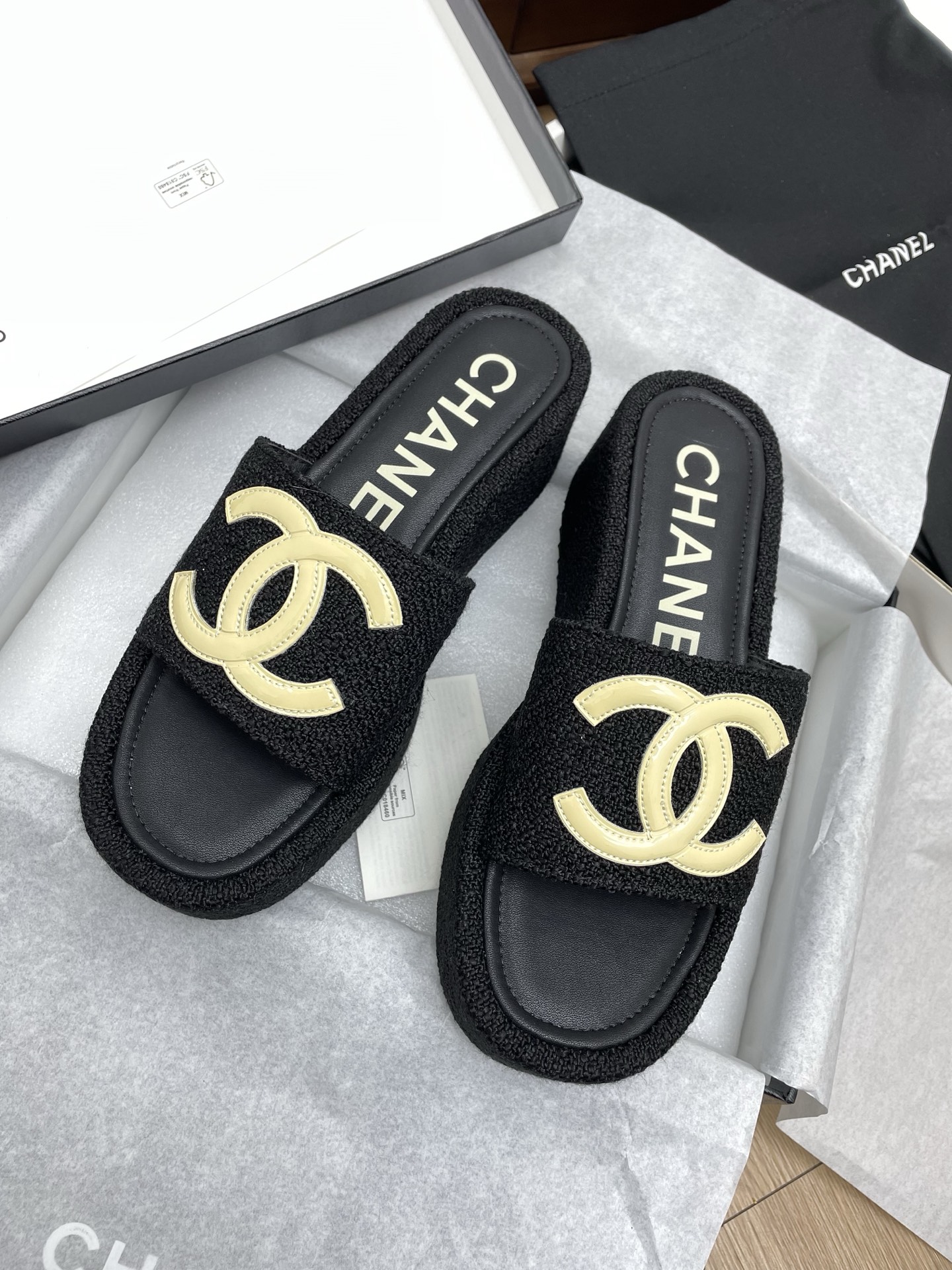 NO:166164,Top version of Xiaoxiang 2025 early spring new thick-soled heel slippers is a versatile series that domestic and foreign bloggers are a must-have for spring and summer wardrobe matching. Sandals are the first choice. Upper imported super soft satin inner lining: imported crystal sheepskin inner lining, original mold-open custom rubber sole Shoe size: 35-39 (40, 41, custom made without return), slippers, sandals, slippers, sheepskin, silk fabric19860909顶级版本小香2025早春新款厚底坡跟拖鞋 国内外博主刷爆的一个百搭系列,春夏衣橱搭配必备 凉鞋首选. 鞋面进口超柔绸缎 内里: 进口水晶羊皮内里 大底原版开模定制橡胶底 鞋码: 35-39（40、41、定做不退换）,拖鞋,sandals,slippers,sheepskin,silk fabric,Women's Shoes