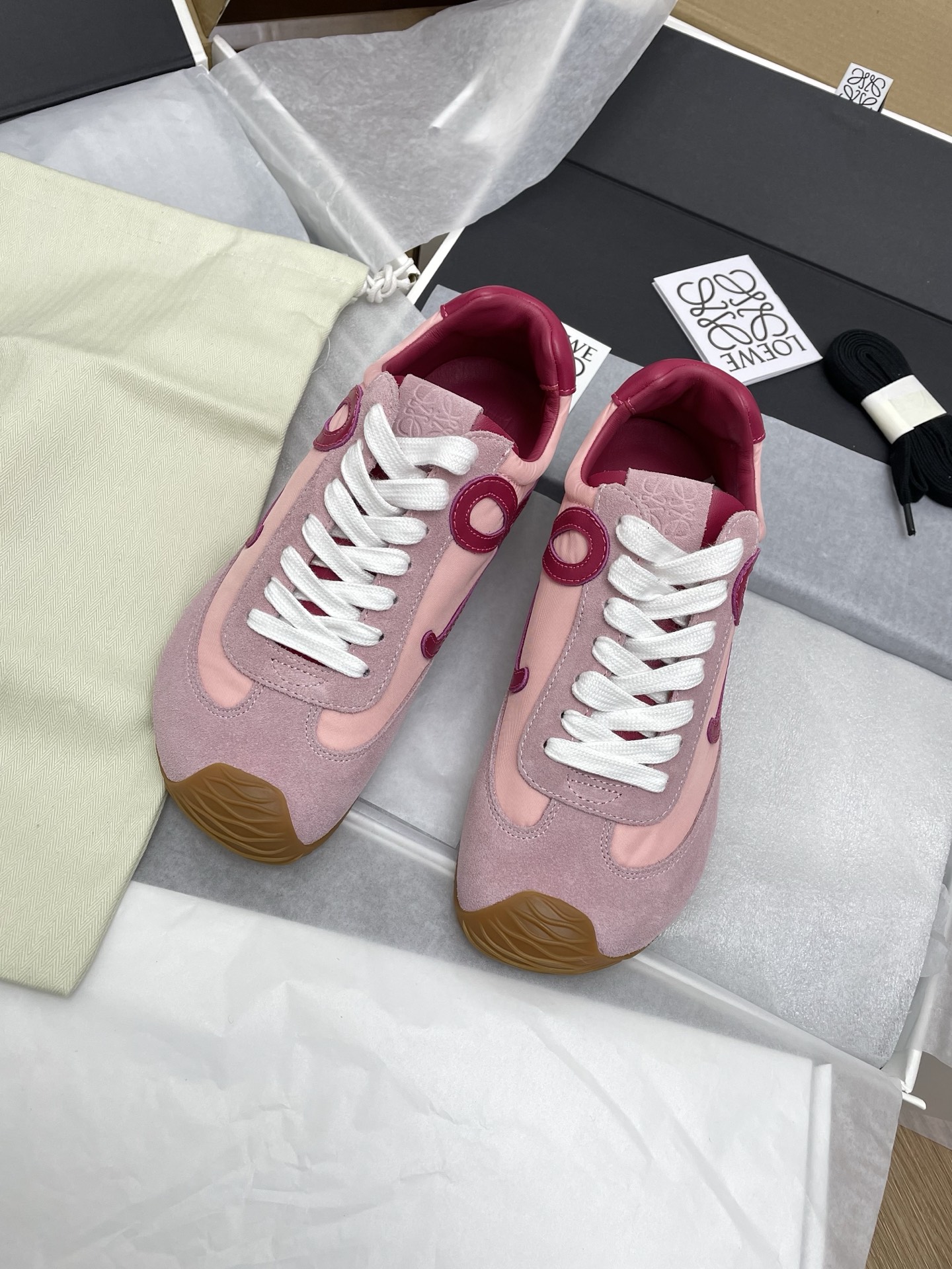 NO:239157,Couple model airplane box version Purchase grade LOEWE 2025 Early Spring Ballet Runner 2.0 ballet sneakers Forrest Gump shoes De training shoes Asymmetric toe style, as the original LOEWE BALLET RUNNER2.0 Loeway’s iconic design, super soft, light and flexible sole · New wavy textured rubber outsole extends to the toe · Upgraded soft leather lining and footbed provide maximum comfort · The heel has a 3D injection-molded rubber LOEWE logo, paired with the upgraded sole, giving this shoe a retro and elegant interpretation, and incorporates a modern feel and LOEWE unique style Fabric nylon/suede and soft cowhide/suede Soft cowhide lining in the inner Sole ZP open-molded large sole  Size 35-44 (Female 40 · Men 45 custom made without return), casual shoes/sports shoes, loewe, loewe, sneakers, cowhide19860909情侣款飞机盒版本 代购级LOEWE罗意威2025早春Ballet Runner 2.0芭蕾运动鞋阿甘鞋德训鞋 不对称鞋头造型,作为LOEWE原版BALLET RUNNER2.0罗意威的标志性设计,超柔软、轻便且灵活的鞋底 ·新的波浪纹理橡胶外底,延伸至鞋头 ·升级的柔软皮革内衬和鞋床,提供最大舒适感 ·后跟有3D注塑橡胶LOEWE徽标基础上,搭配升级的鞋底,赋予这款鞋复古优雅的诠释,并融入了现代感和LOEWE罗意威独特的风格 面料尼龙/绒面革和柔软牛皮革/绒面革 内里柔软牛皮里 大底ZP开模大底 码数35-44（女40·男45订做不退换）,休闲鞋/运动鞋,loewe,loewe,sneakers,cowhide,Women's Shoes