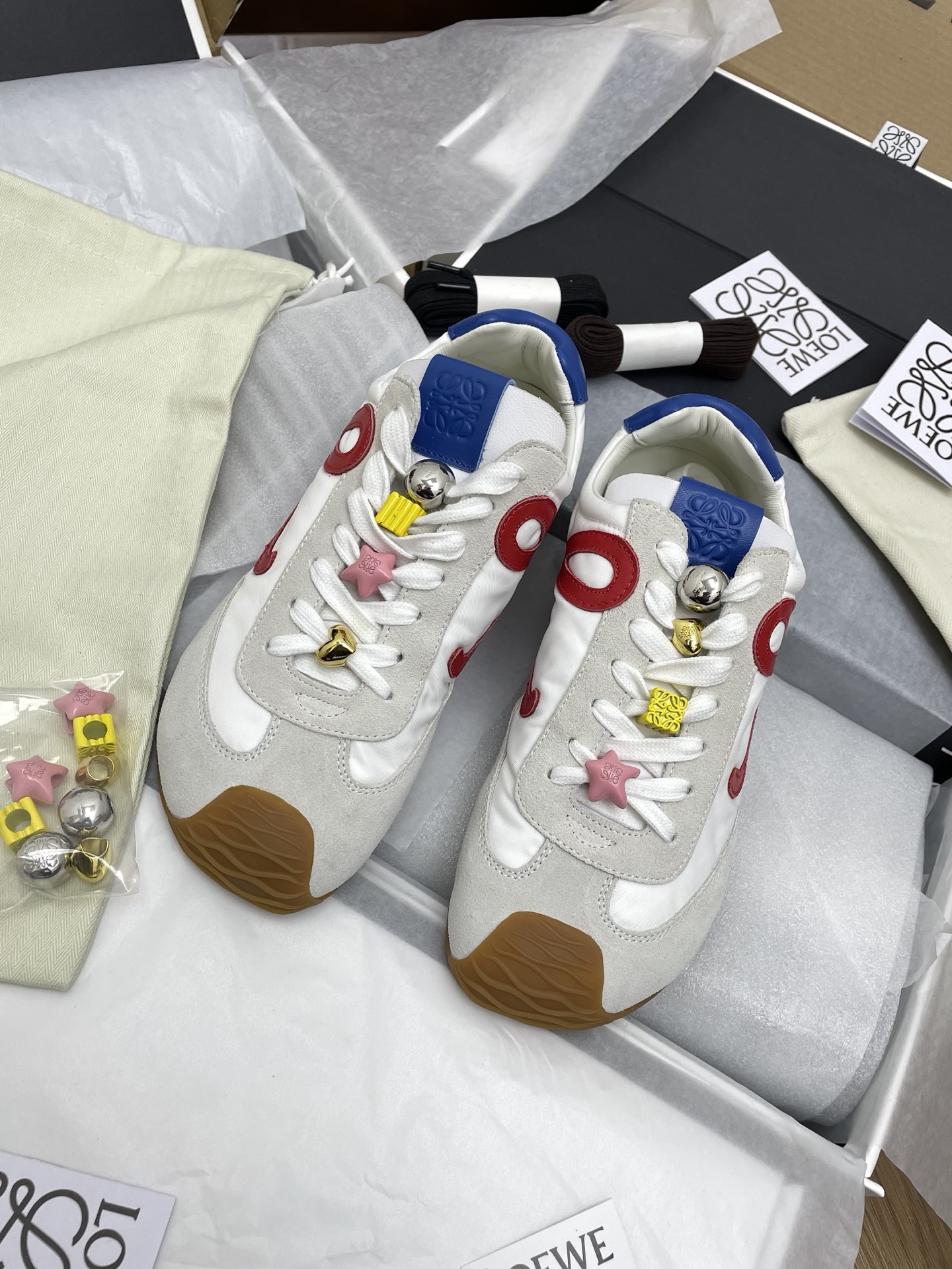 NO:239160,(Remarks for ordering in the airplane box version) Purchase grade LOEWE 2025 Early Spring Ballet Runner 2.0 Ballet Sports Shoes Forrest Gump Shoes De Training Shoes Asymmetric toe styling, as the original LOEWE BALLET RUNNER2.0 Loeway’s iconic design, super soft, light and flexible sole · New wavy textured rubber outsole, extending to the toe · Upgraded soft leather lining and footbed, providing maximum comfort · The heel has a 3D injection-molded rubber LOEWE logo, paired with the upgraded sole, giving this shoe a retro and elegant interpretation, and incorporates a modern feel and LOEWE unique style Fabric nylon/suede and soft cowhide/suede Soft cowhide lining in the inner Sole ZP open-molded large sole ZP open-molded large sole  Size 35-44 (Female 40 · Men 45 custom made without return), casual shoes/sports shoes, loewe, loewe, sneakers, cowhide19860909(飞机盒版本下单备注）代购级LOEWE罗意威2025早春Ballet Runner 2.0芭蕾运动鞋阿甘鞋德训鞋 不对称鞋头造型,作为LOEWE原版BALLET RUNNER2.0罗意威的标志性设计,超柔软、轻便且灵活的鞋底 ·新的波浪纹理橡胶外底,延伸至鞋头 ·升级的柔软皮革内衬和鞋床,提供最大舒适感 ·后跟有3D注塑橡胶LOEWE徽标基础上,搭配升级的鞋底,赋予这款鞋复古优雅的诠释,并融入了现代感和LOEWE罗意威独特的风格 面料尼龙/绒面革和柔软牛皮革/绒面革 内里柔软牛皮里 大底ZP开模大底 码数35-44（女40·男45订做不退换）,休闲鞋/运动鞋,loewe,loewe,sneakers,cowhide,Women's Shoes