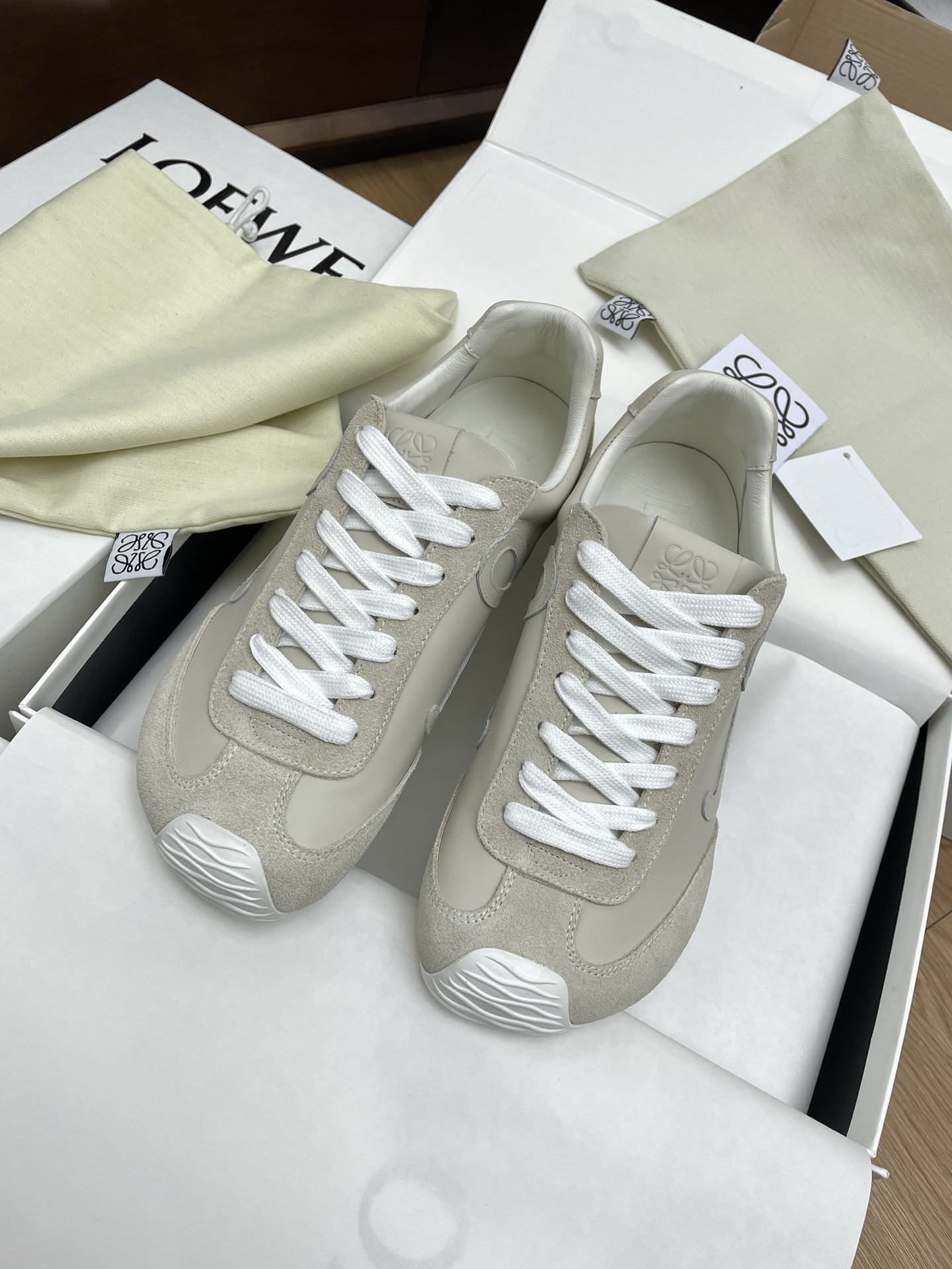 NO:239192,Full leather Purchase grade LOEWE 2025 Early Spring Ballet Runner 2.0 Ballet Sports Shoes Forrest Gump Shoes De Training Shoes Asymmetric toe styling, as the original LOEWE BALLET RUNNER2.0 Loeway’s iconic design, super soft, light and flexible sole · New wavy textured rubber outsole extends to the toe · Upgraded soft leather lining and footbed provide maximum comfort · The heel has a 3D injection-molded rubber LOEWE logo, paired with the upgraded sole, giving this shoe a retro and elegant interpretation, and incorporates a modern feel and LOEWE unique style Fabric soft cowhide Sole soft cowhide inner Sole ZP open-molded sole  Size 35-44 (Female 40 · Men 45 custom made without return), casual shoes/sports shoes, loewe, loewe, sneakers, cowhide19860909全皮面 代购级LOEWE罗意威2025早春Ballet Runner 2.0芭蕾运动鞋阿甘鞋德训鞋 不对称鞋头造型,作为LOEWE原版BALLET RUNNER2.0罗意威的标志性设计,超柔软、轻便且灵活的鞋底 ·新的波浪纹理橡胶外底,延伸至鞋头 ·升级的柔软皮革内衬和鞋床,提供最大舒适感 ·后跟有3D注塑橡胶LOEWE徽标基础上,搭配升级的鞋底,赋予这款鞋复古优雅的诠释,并融入了现代感和LOEWE罗意威独特的风格 面料柔软牛皮 内里柔软牛皮里 大底ZP开模大底 码数35-44（女40·男45订做不退换）,休闲鞋/运动鞋,loewe,loewe,sneakers,cowhide,Women's Shoes