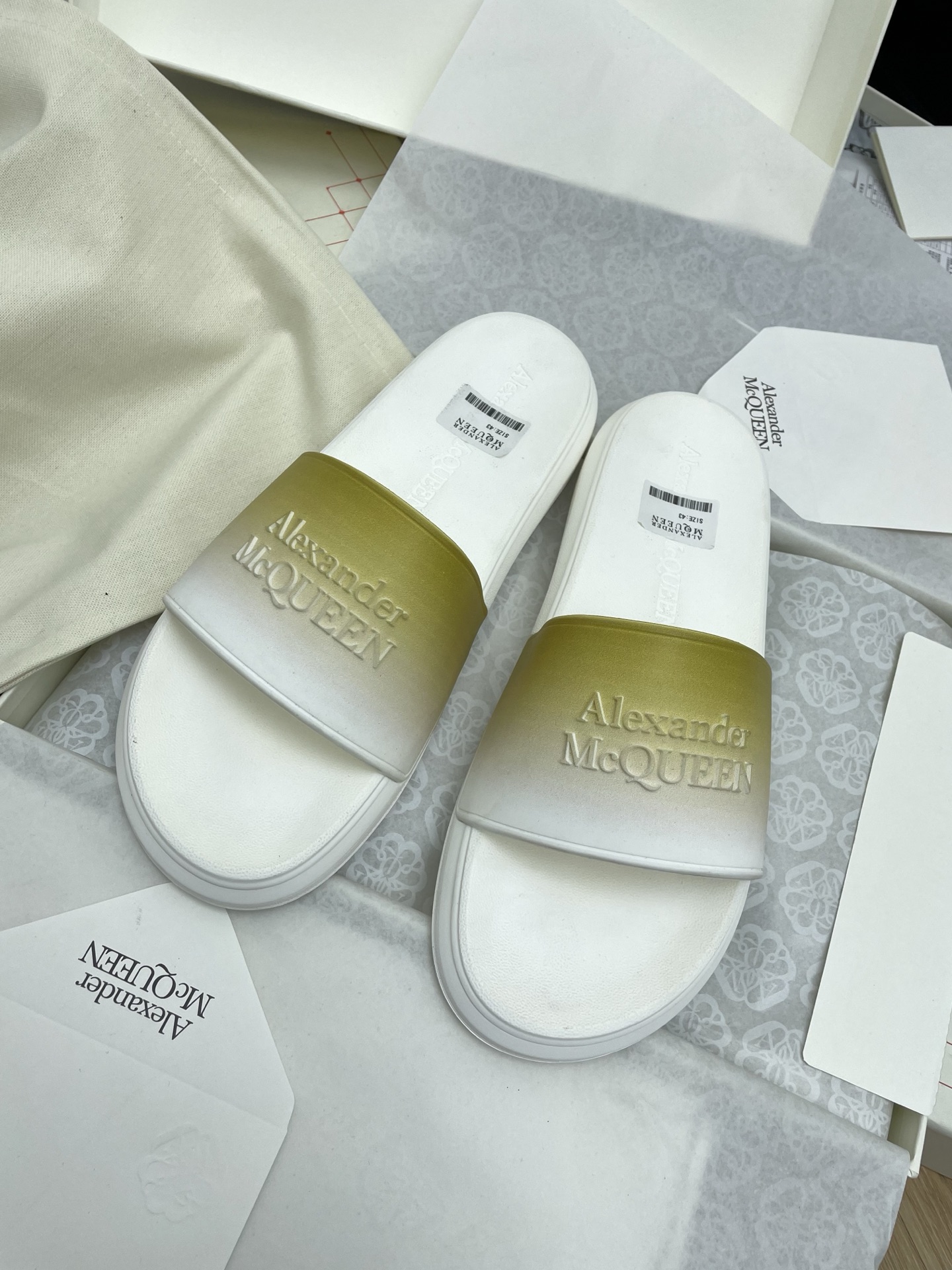 NO:239151,Couple style ALEXANDER MCQUEEN/Alexander. McQueen Flip Flops The top quality of the market, a must-have for trendy people. The summer slippers season is here, it is super beautiful to wear. Size 35-44 for women, 40 customized non-return and exchange, slippers, alexander mcqueen, slippers19860909情侣款ALEXANDER MCQUEEN/亚历山大.麦昆一字拖鞋 市场顶级品质,潮人必备,夏季拖鞋的季节来了,穿起来超级唯美. 码数35-44女 40定做不退换,拖鞋,alexander mcqueen,slippers,Women's Shoes