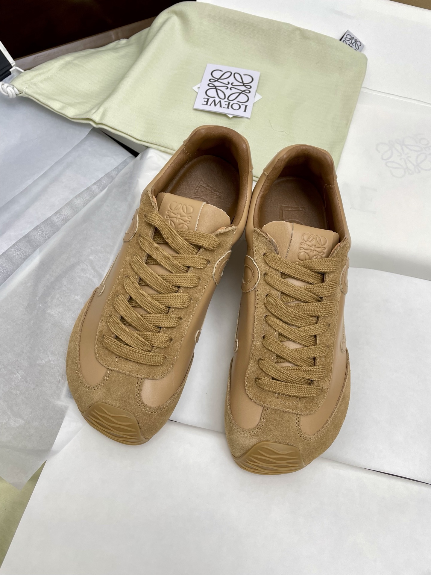 NO:239189,Full leather purchasing grade LOEWE 2025 Early Spring Ballet Runner 2.0 Ballet Sports Shoes Forrest Gump Shoes De Training Shoes Asymmetric toe styling, as the original LOEWE BALLET RUNNER2.0 Loeway’s iconic design, super soft, light and flexible sole · New wavy textured rubber outsole extends to the toe · Upgraded soft leather lining and footbed provide maximum comfort · The heel has a 3D injection-molded rubber LOEWE logo, paired with the upgraded sole, giving this shoe a retro and elegant interpretation, and incorporates a modern feel and LOEWE unique style. Fabric soft cowhide, soft cowhide inner soft cowhide, outsole ZP open molded large sole  Size 35-44 (Female 40 · Men 45 custom made without return), casual shoes/sports shoes, loewe, loewe, sneakers, cowhide19860909全皮面代购级LOEWE罗意威2025早春Ballet Runner 2.0芭蕾运动鞋阿甘鞋德训鞋 不对称鞋头造型,作为LOEWE原版BALLET RUNNER2.0罗意威的标志性设计,超柔软、轻便且灵活的鞋底 ·新的波浪纹理橡胶外底,延伸至鞋头 ·升级的柔软皮革内衬和鞋床,提供最大舒适感 ·后跟有3D注塑橡胶LOEWE徽标基础上,搭配升级的鞋底,赋予这款鞋复古优雅的诠释,并融入了现代感和LOEWE罗意威独特的风格 面料柔软牛皮 内里柔软牛皮里 大底ZP开模大底 码数35-44（女40·男45订做不退换）,休闲鞋/运动鞋,loewe,loewe,sneakers,cowhide,Women's Shoes