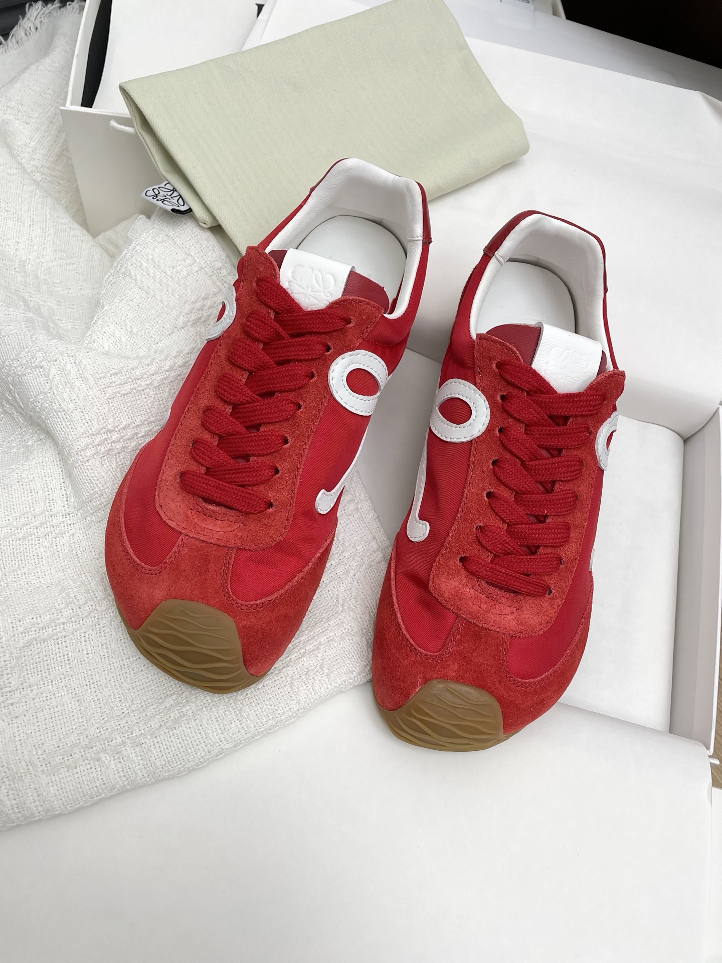 NO:239158,New men's 10th-order purchasing grade LOEWE 2025 Early Spring Ballet Runner 2.0 ballet sneakers Forrest Gump shoes De training shoes Asymmetric toe style, as the original LOEWE BALLET RUNNER2.0 Loeway's iconic design, super soft, light and flexible sole · New wavy textured rubber outsole extends to the toe · Upgraded soft leather lining and footbed provide maximum comfort · The heel has a 3D injection-molded rubber LOEWE logo, paired with the upgraded sole, giving this shoe a retro and elegant interpretation, and incorporates a modern feel and LOEWE unique style. Fabric soft cowhide, soft cowhide inner soft cowhide, outsole ZP open molded large sole  Size 35-44 (Female 40 · Men 45 custom made without return), casual shoes/sports shoes, loewe, loewe, sneakers, cowhide19860909新色男10代购级LOEWE罗意威2025早春Ballet Runner 2.0芭蕾运动鞋阿甘鞋德训鞋 不对称鞋头造型,作为LOEWE原版BALLET RUNNER2.0罗意威的标志性设计,超柔软、轻便且灵活的鞋底 ·新的波浪纹理橡胶外底,延伸至鞋头 ·升级的柔软皮革内衬和鞋床,提供最大舒适感 ·后跟有3D注塑橡胶LOEWE徽标基础上,搭配升级的鞋底,赋予这款鞋复古优雅的诠释,并融入了现代感和LOEWE罗意威独特的风格 面料柔软牛皮 内里柔软牛皮里 大底ZP开模大底 码数35-44（女40·男45订做不退换）,休闲鞋/运动鞋,loewe,loewe,sneakers,cowhide,Women's Shoes