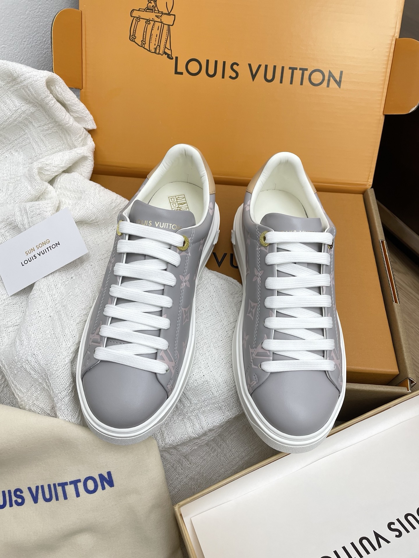 NO:239161,New color (full set of aircraft boxes) Purchase grade LV Louis Vuitton L Home Donkey Stadium series Casual sports shoes Original purchase and development Made this model LV Stadium sports shoes are soft Monogram wool and fluffy fur lining, entering the winter vision with a new style. The cowhide trim and lightweight rubber outsole are perfectly designed, with leather elements and Louis Vuitton logo embossed at the back, exquisite packaging for delivery counter Fabric original imported head layer cowhide, breathable mesh inner sole original open mold-proof rubber outsole, sole thickness 3CM Size: women's 35-41 (40 41 custom made), casual shoes/sports shoes, louis vuitton, louis vuitton, louis vuitton, louis vuitton, louis vuitton, louis vuitton, louis vuitton, louis  vuitton,sneakers,cowhide19860909新色(全套飞机盒)代购级LV 路易威登L家 驴牌Stadium系列 休闲 运动鞋 原版购入开发 做货 本款 LV Stadium 运动鞋取材柔软 Monogram 绵羊毛和蓬松羊毛皮内衬,以崭新风姿迈入冬季视野.牛皮革饰边与轻质橡胶外底完善考究设计,后部融入皮革元素和路易威登标识压纹 配送专柜精美包装 面料原版进口头层牛皮 内里透气网布 鞋底原版开模防滑橡胶大底 底厚3CM Size:女款35-41(40 41定做),休闲鞋/运动鞋,louis vuitton,louis vuitton,louis vuitton,louis vuitton,sneakers,cowhide,Women's Shoes