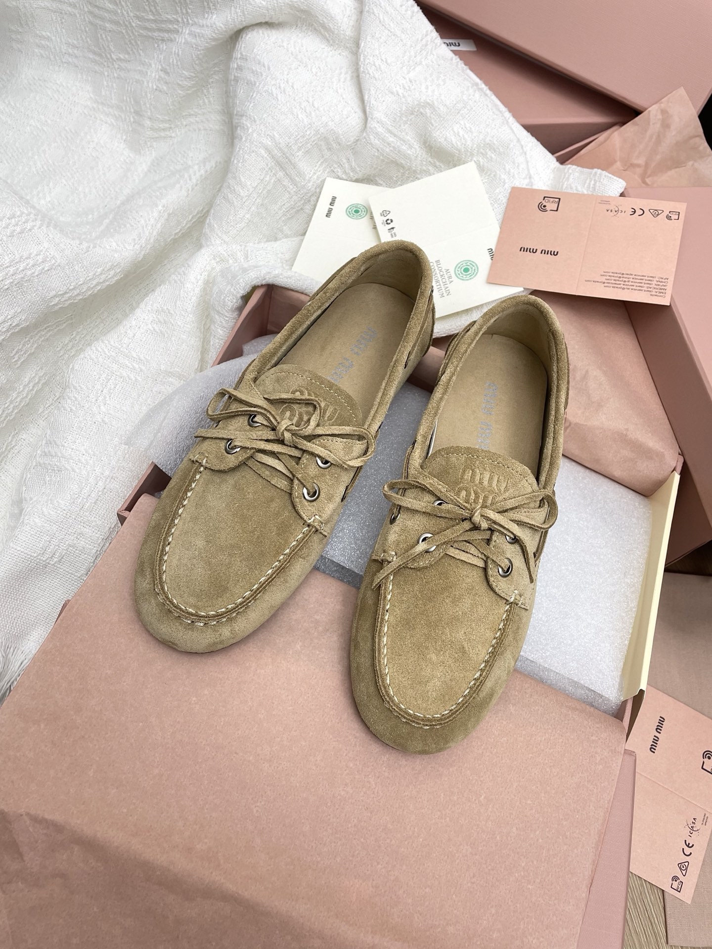 NO:239198,The top version of Miao Miao's color-tie corned flat beanie shoes, new style of showcase. Retro leather shoes, loafers, beanie shoes, retro fashion, simple and high-end, casually matched. It is very comfortable to wear and must-have for the year!  Super heavy every pair is a unique polished color. Upper: original old cowhide. Inner: sheep. Outsole. Original outsole. Size 34-41 (customized by 34.40.41), beans shoes, loafers, cowhide19860909顶级版本缪缪擦色系带鸡眼平底豆豆鞋 走秀新款 .复古小皮鞋乐福鞋 豆豆鞋 复古时尚 简约高级 随意搭配 上脚非常舒适,年度必入款！超级重每一双都是独一无二的擦色 鞋面:原版做旧牛皮 内里:羊里 大底原版大底 码数34-41码（34.40.41定制）,豆豆鞋,loafers,cowhide,Women's Shoes