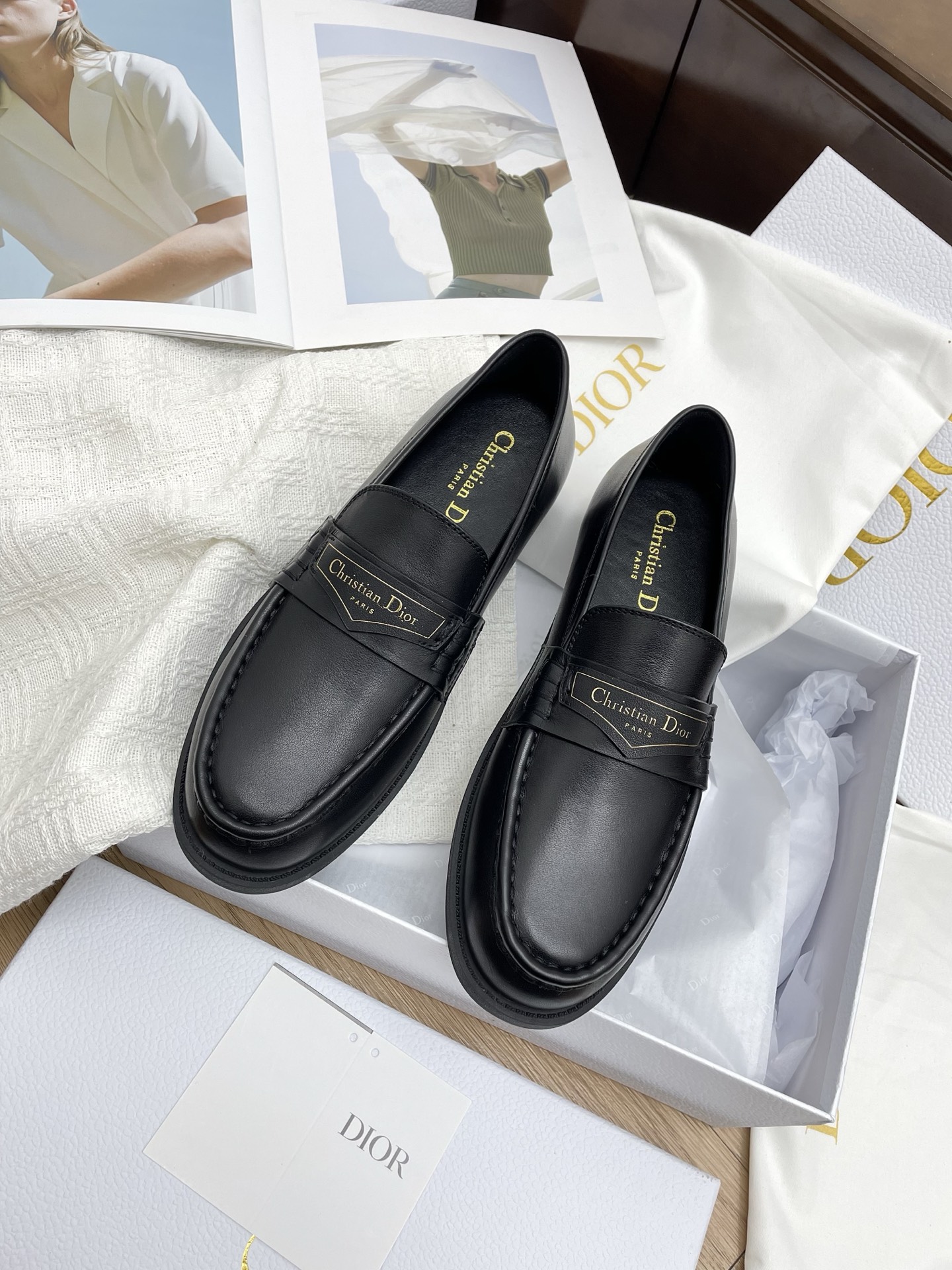 NO:239195,The top-level version of Dior early spring new retro loafer shoes Dior Boy loafer shoes are full of new and high-end feel!  This is a popular model for bloggers at home and abroad. It is retro and fashionable and beautiful!  Original custom cowhide upper lining: cowhide lining, original open mold rubber sole, shoe size: 35-39 (40, 41 custom made without return or exchange), loafers, dior, loafers, cowhide19860909顶级版本Dior早春新款复古乐福鞋单鞋 Dior Boy乐福鞋硬货上新高级感十足！国内外博主刷爆的一款,复古又时髦 上脚美炸了！ 鞋面原版定制牛皮  内里: 牛皮里 大底原版开模橡胶大底 鞋码: 35-39（40、41定制不退换）,乐福鞋,dior,loafers,cowhide,Women's Shoes