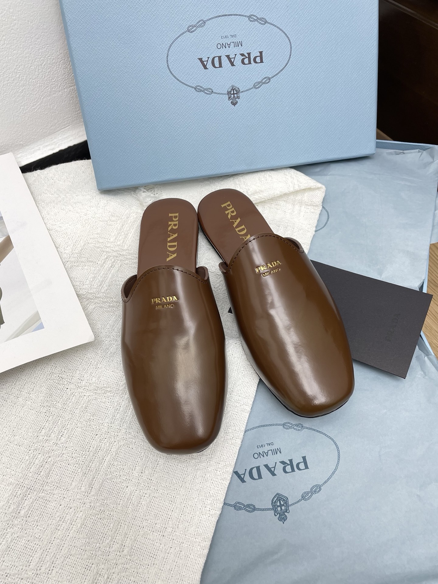 NO:239204,Top quality Prad* 25ss Prada catwalk retro tassel muller half-slipper single shoes hit!  The catwalk style is retro and fashionable, casual and versatile, fashionable and casual, unique taste, everyone loves and easily controls it. It will explode every year. It is enough to conquer you, wear it, casual and fashionable, both without mistakes, simple and handsome on the feet, imported fabric, open-edge beaded cowhide, inner inner sheepskin, large-sole original mold-open custom-made large-sole Number: 35-41 (41 custom-made, non-return and exchange), semi-drag, prada, prada, slippers, cowhide, sheepskin19860909顶级品质Prad* 25ss 普拉达走秀款复古流苏穆勒半拖鞋单鞋爆款！ 走秀款 复古感时髦满满 随意百搭 时尚休闲 独到味道,人人都爱也轻松驾驭 每年都会爆.足以征服你,穿上它,休闲时髦 两不失误 上脚简单帅气 面料进口开边珠牛皮 内里内里羊皮 大底原版开模定制大底 码数:35-41（41定制不退换),半拖,prada,prada,slippers,cowhide,sheepskin,Women's Shoes