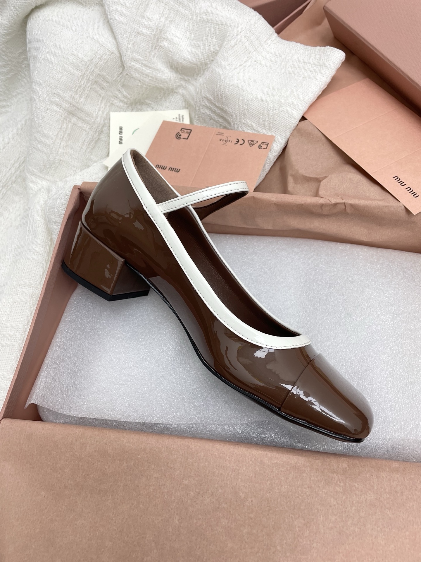 NO:239201,Top-level purchase-grade Miu Miu autumn and winter series show style Mary Zhen single shoes The shoe shape is round and delicate, not heavy at all, super comfortable on the feet, 5cm heel height makes the legs look thin, and girls with wide feet are not afraid! It is very easy to wear, and can control the college style commuting style. Whether it is paired with shorts, short skirts or long jeans, you can match the fashionable style you like. The favorite is its high heel design, which really makes the legs look slender and slender, and can also be matched with long stockings or beautiful piled socks, which can be salty or sweet to match it to a fashionable look! Imported patent leather cowhide on the upper, small lambskin inside the footrest, outsole: genuine leather sole Heel height 5cm Size#35-40 (40 custom made without return), Mary Zhen, miumiu, mary  jane skirts shorts jeans cowhide sheepskin Leather soles19860909顶级版本代购级Miu Miu 秋冬系列走秀款 玛丽珍单鞋 鞋型圆润秀气,-点也不笨重,上脚超级舒服,5cm的跟高非常显腿细,脚宽的女生也不怕哦! 巨好穿,学院风通勤风都能驾驭,无论是搭配短裤、短裙还是牛仔裤长裙都能搭配出你喜欢的时尚风格 最喜欢是它的高跟设计,真的非常显腿纤细修长,还可以搭配长袜或漂亮的堆堆袜,可盐可甜随意搭配出时尚的造型! 鞋面进口漆皮牛皮 垫脚内里小羊皮 大底:真皮大底 跟高5cm Size#35-40（40订做不退换）,玛丽珍,miumiu,mary jane,skirts,shorts,jeans,cowhide,sheepskin,Leather soles,Women's Shoes