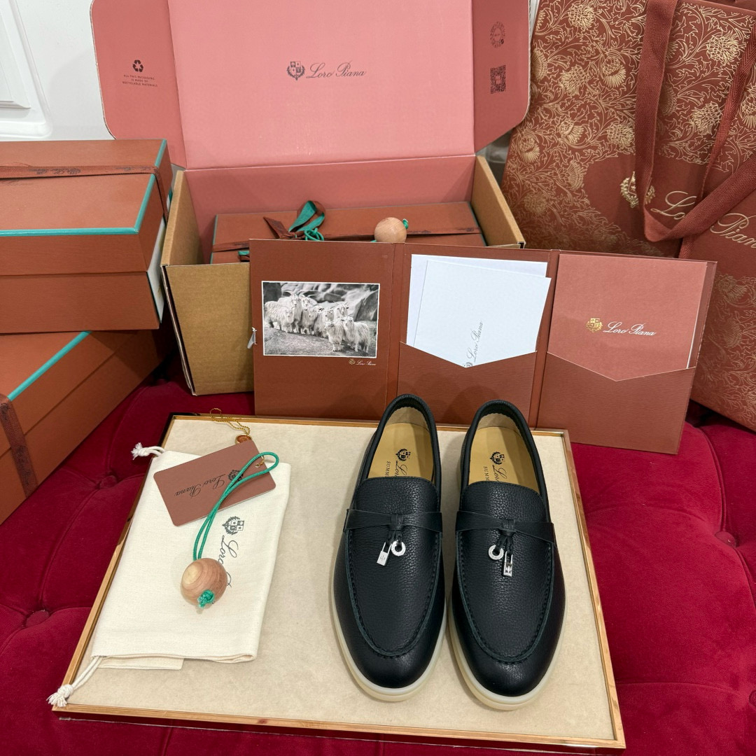 NO:239207,Purchasing grade loro piano* Deer white-soled shoes series LP counter 25 latest color scheme｜New products of casual loafer shoes Top high-end quality of major Dongguan factories｜Precise version The difference between market currency and high quality is absolutely different!  Nuoyoupianya Lp luxury brand is the best choice for low-key rich people!  The upper is made of custom original cowhide leather, which is extremely soft and comfortable. The high-end feeling of wearing LP is unparalleled~ casual, low-key and luxurious!  Upper: loropiana imported Italian slim cowhide leather lining / footbed Sole transparent two-color rubber non-slip sole Size35-40 (41.42 customization without return and exchange) Packaging original custom-made full set of Zp packaging   aircraft box, loofer shoes, loro piana, loro piana, loafers, cowhide19860909代购级loro piana* Deer白底鞋系列 LP专柜25最新配色｜休闲乐福鞋新品 莞大厂顶级高端品质｜对版版本 区别市场通货高品质绝对不一样！ 诺悠翩雅Lp奢华品牌 低调富人的不二选择！ 鞋面采用定制原版摔纹牛皮材质极其柔软舒适 好穿Lp的高级感无与伦比～随性低调奢华！ 鞋面:loropiana意大利进口摔纹牛皮 里衬牛皮内里/垫脚 鞋底透明双色橡胶防滑大底 Size35-40（41.42定制不退换） 包装原版定制全套Zp包装 飞机盒,乐福鞋,loro piana,loro piana,loafers,cowhide,Women's Shoes