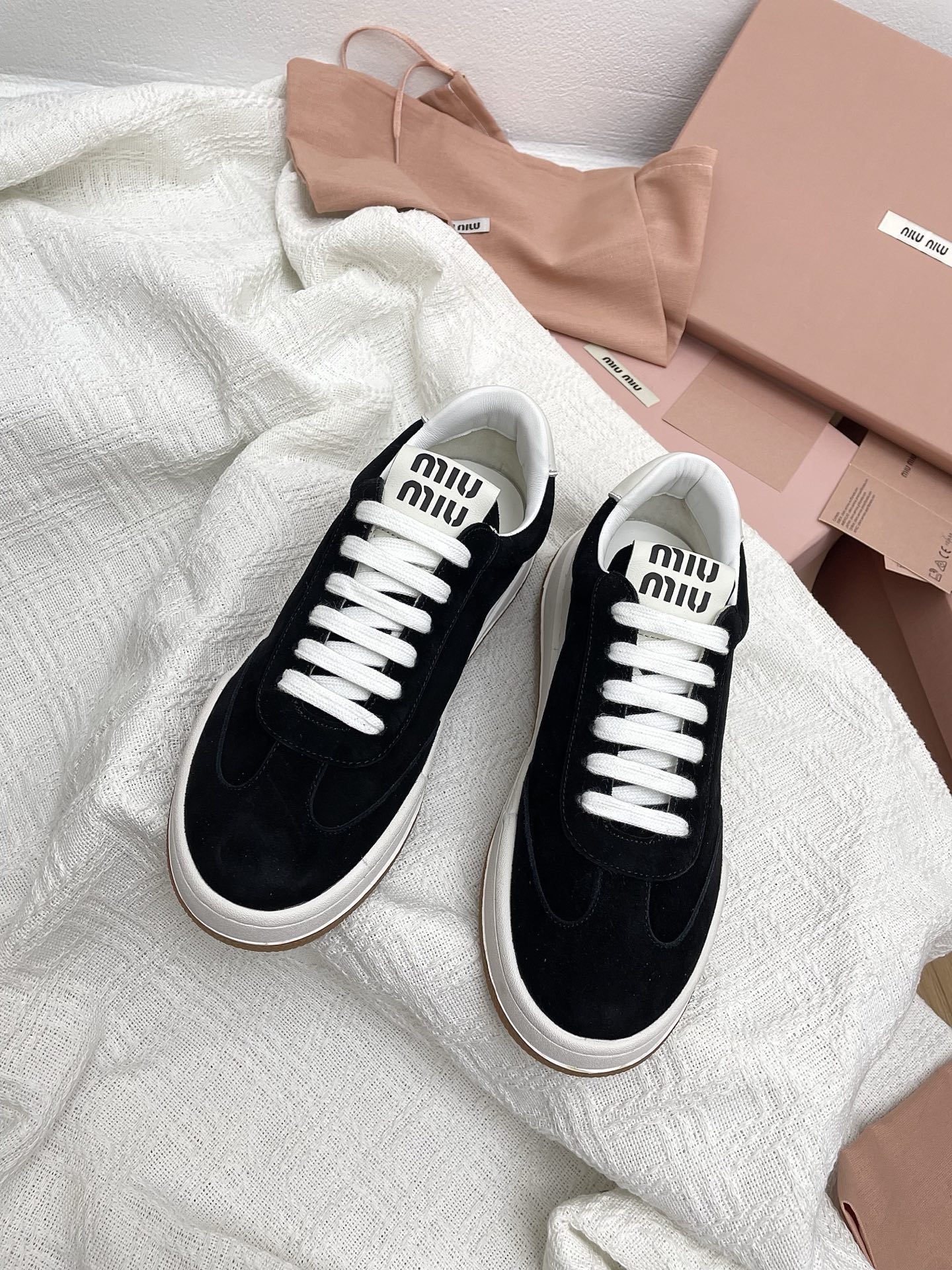 NO:239135,The latest catwalk style for early spring by Miumiu Miu Miu family. Casual sports shoes. A model that domestic and foreign bloggers have been very popular. The Xiaohongshu grass planting series is retro and fashionable. The simple sports shoe design, the recognizable tongue creates a Buddhist sweet casual style~~ The aura on the feet is very casual, long skirts, shorts, shorts, wear a unique style~~ Upper: top layer cowhide Inner: sheepskin Outsole: original TPU vacuum sole Thick sole: about 3.5cm Size: 35-40 (40 customized), casual shoes/sports shoes, miumiu, sneakers, skirts, shorts, cowhide, sheepskin19860909顶级版本miumiu缪缪家早春最新走秀款 休闲运动鞋 国内外博主刷爆的一款,小红书种草系列,复古又时髦上脚美炸了 简约的运动板鞋设计,极具辨识度的鞋舌,打造佛系甜美的休闲风~~上脚气场十足随意搭配,长裙,短裙,短裤,穿出与众不同的风格~~ 鞋面:头层牛皮 内里:羊皮 大底:原版TPU抽真空大底 厚底:约3.5cm左右 码数:35-40(40定做),休闲鞋/运动鞋,miumiu,sneakers,skirts,shorts,cowhide,sheepskin,Women's Shoes