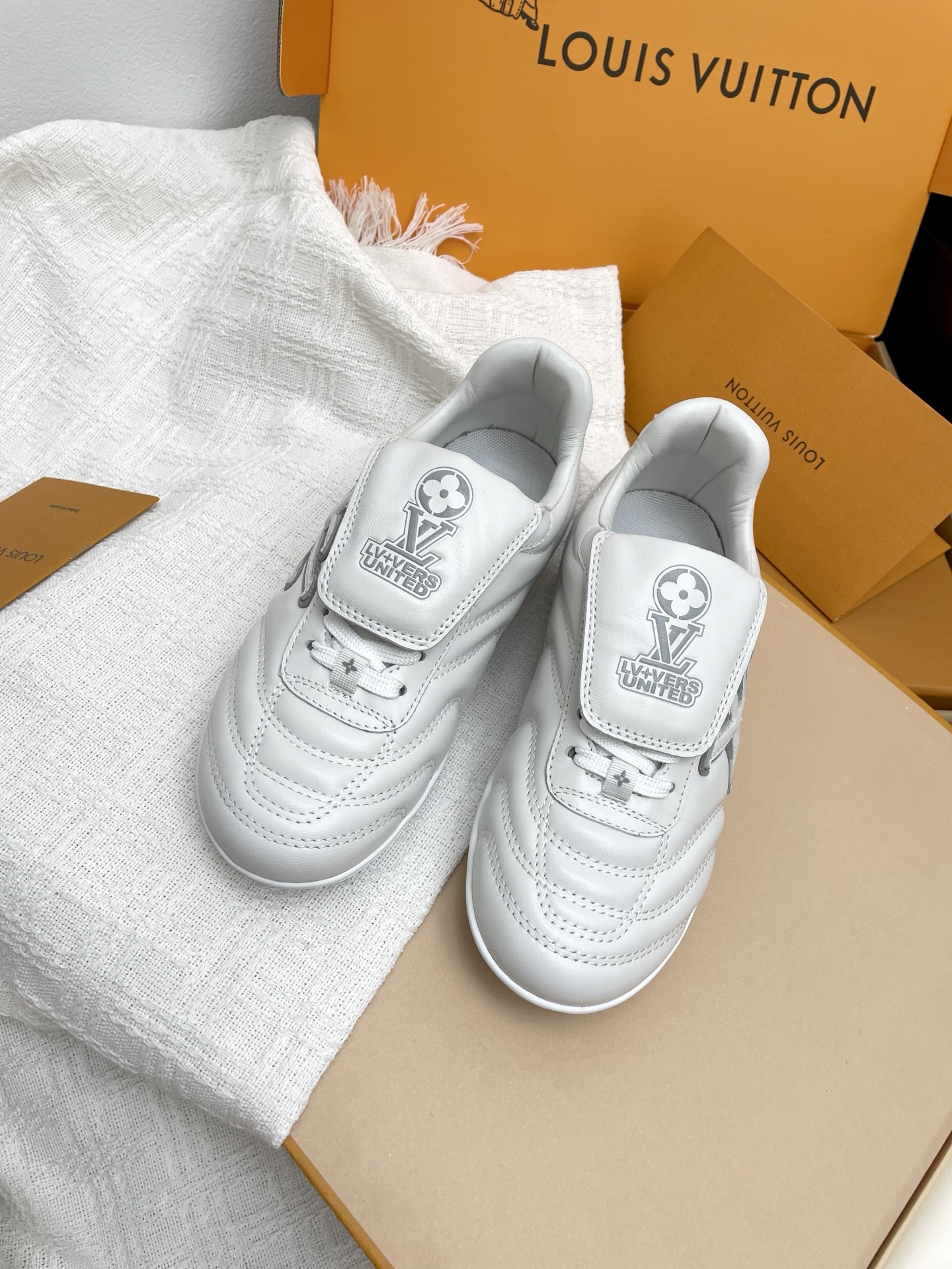 NO:239138,(full package with airplane box) LV Louis Vuitton L Home Donkey Brand Latest Footprint Series Couple Model Football Sports Shoes Casual Sports Shoes Original Purchase and Development Make Production This Footprint Soccer Sports Shoes was unveiled at the 2025 Spring and Summer Fashion Show. It is the first sneaker designed by Pharrell Williams for football. The shoes are inspired by football sports that spans generations and culture, echoing the theme of unity and participation of the 2025 Spring and Summer Fashion Show. The shoes are known for their smooth design, with dynamic IV Initials logo on the sides, and the tongue is embellished with Lvers United badges inspired by the football team, and the sole of the footprint rubber sole is decorated with a variety of Louis Vuitton logos. The delivery counter is exquisitely packaged. Fabric: original imported cowhide leather. The leather is made of imported top layer. Inner original custom soft sheepskin sole original open mold two-color TPU combination sole, sole thickness 3.5CM Size: women's 35-41 / men's 39-45, casual shoes/sports shoes, louis vuitton, louis vuitton, louis vuitton, versace, louis vuitton, sneakers, cowhide, sheepskin19860909（全套包装带飞机盒）LV路易威登L家 驴牌 最新Footprint系列 情侣款 足球运动鞋 休闲运动鞋 原版购入开发 做货 这款 Footprint Soccer 运动鞋于2025春夏系列时装展中亮相,是Pharrell Williams 首次以足球鞋为灵感设计的运动鞋.鞋款的灵感来自跨越世代和文化的足球运动,呼应2025春夏系列时装展团结一致、全民参与的主题.鞋款以流丽的设计著称,侧面以富动感的IV Initials标志点缀,鞋舌缀有灵感来自足球队伍的Lvers United徽章,而脚掌纹橡胶鞋底饰有多款路易威登标志 配送专柜精美包装 面料:原版进口头层牛皮 内里原版定制柔软羊皮里 鞋底原版开模双色TPU组合底 底厚3.5CM Size:女款35-41 / 男款39-45,休闲鞋/运动鞋,louis vuitton,louis vuitton,louis vuitton,versace,louis vuitton,sneakers,cowhide,sheepskin,Women's Shoes