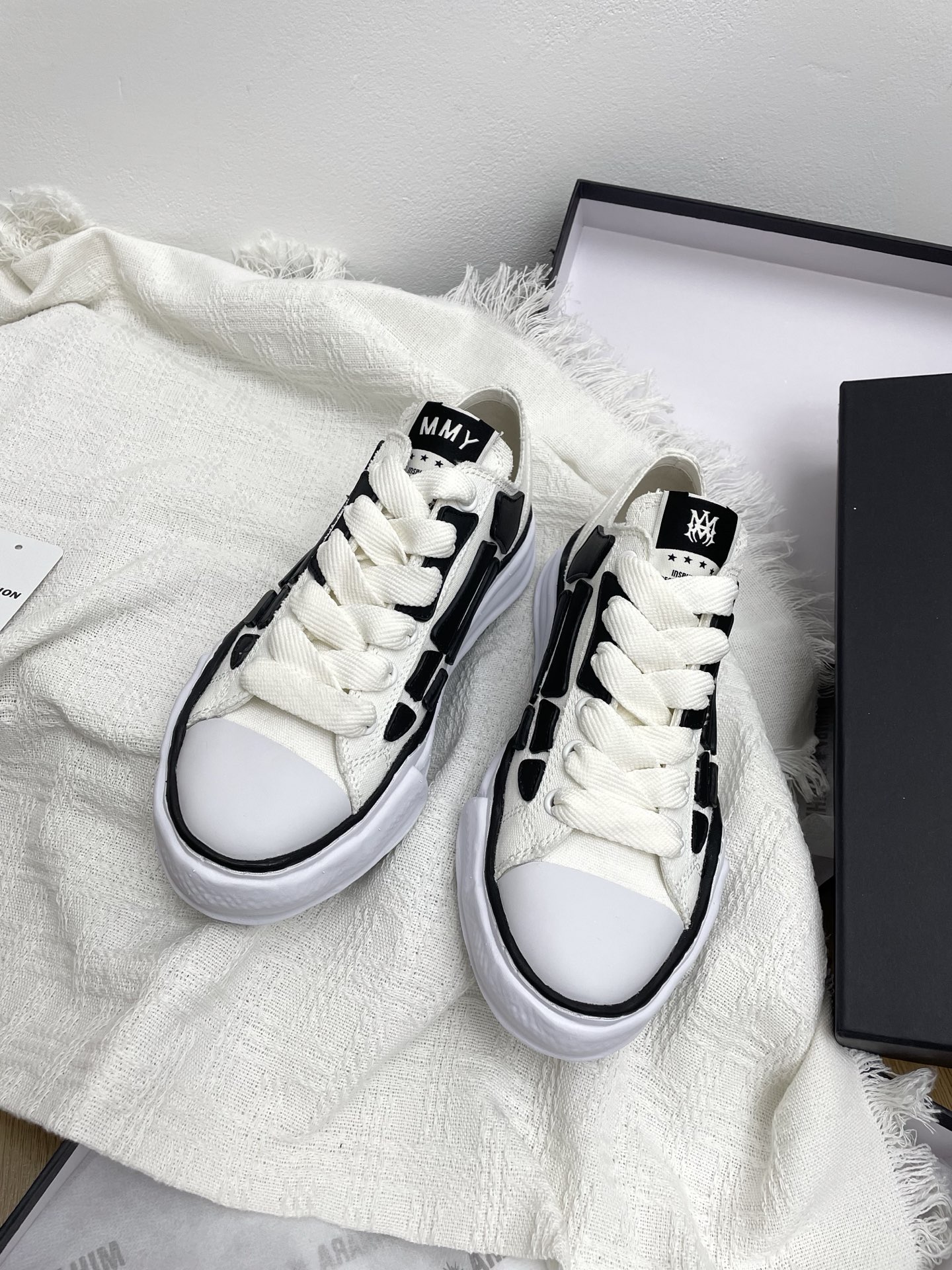 NO:239142,MMYx co-branded AMIRI Mihara Yasuyu 2025 new casual sports shoes. The designer boldly conceived, combined with the trend of the times, perfect, super comfortable and versatile, a new sports style design, which is perfect, many celebrities and celebrities endorsed him. Material upper original mold-opening imported canvas/imported cowhide, outsole original mold-opening steel stamp pU combination sole Size#women 35-40 (women 40 custom-made no return or exchange) #men 39-45 (men 45 custom-made no return or exchange), casual shoes/sports, amiri, mmy, sneakers, cowhide19860909MMYx联名AMIRI 三原康裕 2025新款休闲运动鞋 设计师大胆构思,结合时代潮流气息,完美出炉,超级舒适百搭,全新运动风格设计,堪称完美,众多明星网红为他代言 材质鞋面原版开模进口帆布/进口牛皮 大底原开模钢印pU组合大底 Size#女35-40（女40订做不退换） #男39-45（男45订做不退换）,休闲鞋/运动鞋,amiri,mmy,sneakers,cowhide,Women's Shoes