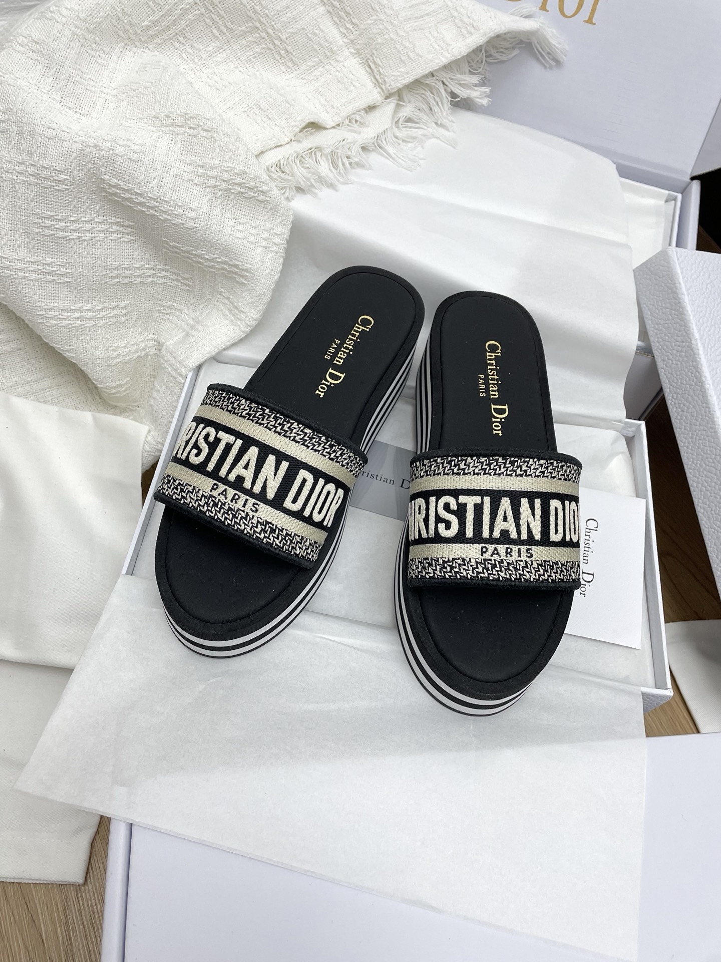 NO:239143,(full package with airplane box) Purchase grade Dio* Dior Dway 2025 early spring new thick-soled embroidered slippers This Dway thick-soled sandals are fashionable and casual. Dark blue cotton style, embroidered with Christian Dior Paris logo, which is recognizable. Paired with light micro-porous thick sole, decorated with blue and white stripes, it can enhance the style of this season's various outfits. The upper is decorated with Christian Dior Paris logo embroidery and padded TPU insole Micro-porous and rubber thick sole engraved with Christian Dior lucky star symbols. Upper raffia embroidery craftsmanship inner calfskin sole original combination sole heel height 6cm  Number of codes 35-39 (34..41.42.42 custom-made without return or exchange), slippers, dior, dior, slippers, cowhide19860909(全套包装带飞机盒)代购级 Dio*迪奥 Dway 2025早春新款厚底刺绣拖鞋 这款 Dway 厚底凉拖时尚休闲.深蓝色棉质款式,饰以Christian Dior Paris 标志刺绣,富有辨识度.搭配轻盈的微孔材质厚底,饰以蓝色和白色条纹,可为本季的各式装扮提升格调. 鞋面饰以 Christian Dior Paris标志刺绣加垫TPU 内底 微孔材质和橡胶厚底镌刻有Christian Dior 的幸运星符号 鞋面酒椰草刺绣工艺 内里小牛皮 鞋底原版组合鞋底 跟高6cm 码数35-39（34..41.42.42定制不退换）,拖鞋,dior,dior,slippers,cowhide,Women's Shoes