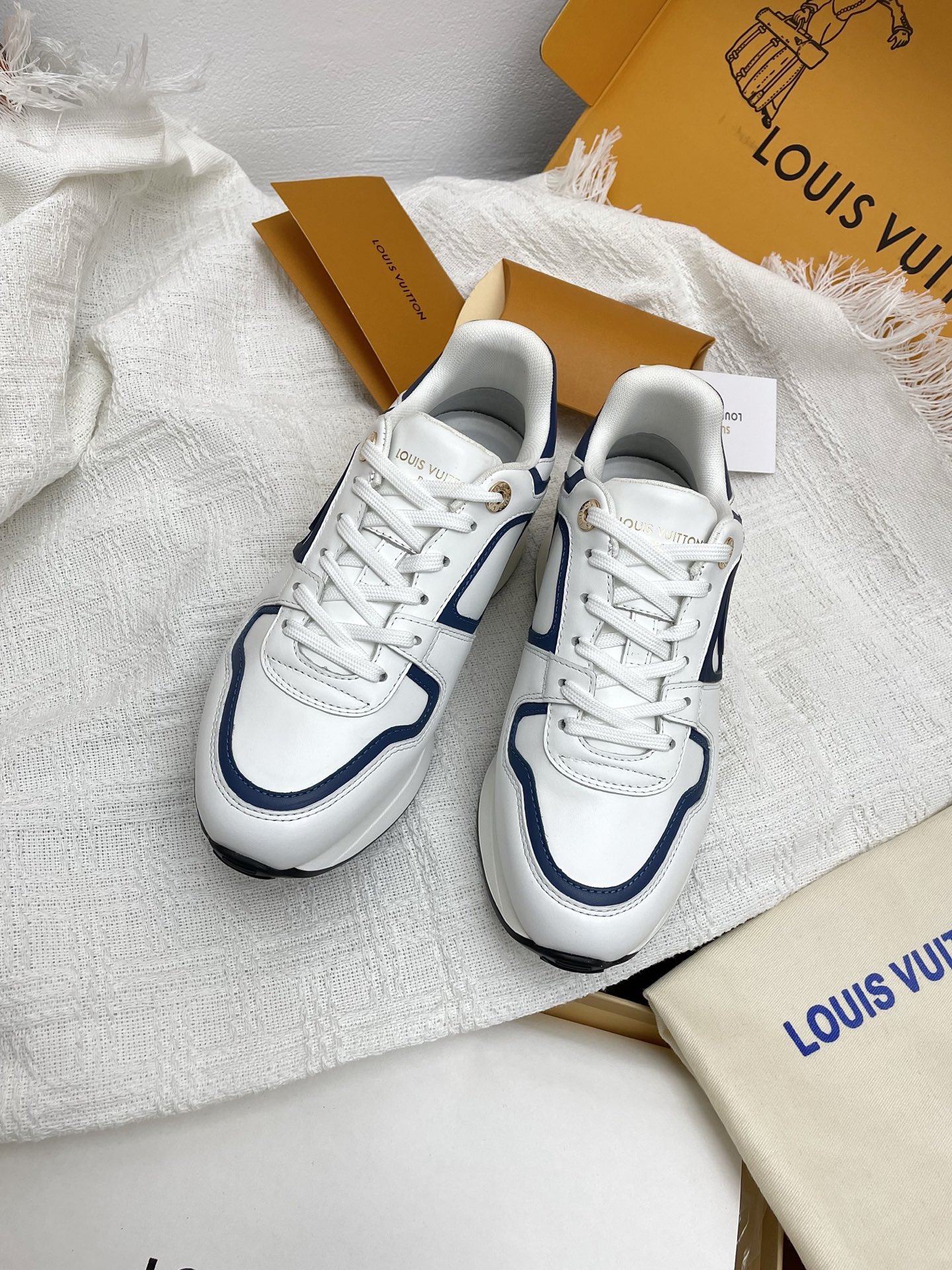 NO:239148,New colors (full set of packaging with airplane box) Purchase grade LV Louis Vuitton Ljiadou brand Latest Neo Run Away series Casual sports shoes Original purchase and development Making goods This Neo Run Away sports shoes upgraded with two-color cowhide leather brand classic Run Away sports shoes, using neat lines to continue writing the inspiration for running shoes. Wedge-shaped outsole, side LV letters and rear inscription shoe lacing fixing clips are built with exquisite details. Delivery counter exquisite packaging Fabric: Original custom imported top layer cowhide Inner: Custom imported breathable net Sole: Original mold opening ultra-light foam   TPU material Sole 5CM Size: Women's model 35-41 (40 41 custom made), casual shoes/sports shoes, louis vuitton, louis  vuitton, louis vuitton, louis vuitton, sneakers, cowhide19860909新色(全套包装带飞机盒)代购级LV路易威登L家驴牌 最新Neo Run Away系列 休闲 运动鞋 原版购入开发 做货 这款Neo Run Away 运动鞋以双色牛皮革升级品牌经典 Run Away 运动鞋,借利落线条续写跑鞋灵感.楔形外底、侧面 LV 字母和后部铭纹鞋带固定夹共筑考究细节 配送专柜精美包装 面料 : 原版定制进口头层牛皮 内里 : 定制进口透气网里 鞋底 : 原版开模超轻发泡 TPU材质 底厚 5CM Size : 女款35-41 (40 41定做),休闲鞋/运动鞋,louis vuitton,louis vuitton,louis vuitton,louis vuitton,sneakers,cowhide,Women's Shoes