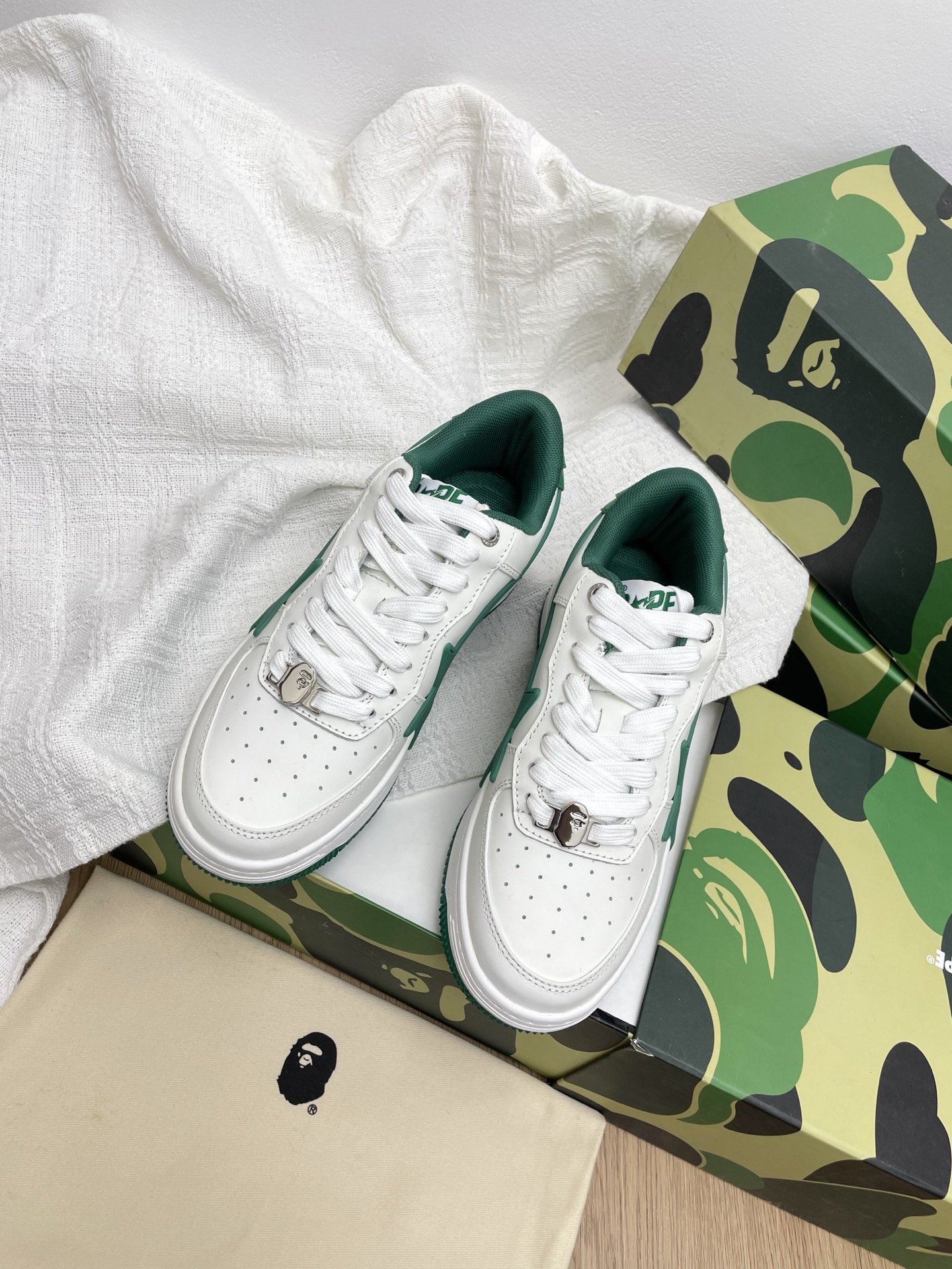 NO:239145,The top version of A BATHING APE vs. The latest popular color-blocking casual sneakers A BATHING APE The same style as all major stars/bloggers. A BATHING APE, born in 1993, has recently recovered strongly in the field of sneakers, maintaining the classic shoe shape. BAPE STA is innovative. A BATHING APE has brought back more BAPE STA Yuanzu versions, and each color scheme is very good! The side of the heel is decorated with a brand star badge, and the iconic logo at the heel. Fabric: original custom cowhide inner: original custom breathable net foot pad: original custom breathable net Outsole: original opening mold combination large bottom  Size: 35-39 (for women 40 customized, no return or exchange), casual shoes/sports shoes, sneakers, cowhide19860909顶级版本A BATHING APE vs 最新爆款拼色休闲运动鞋 A BATHING APE 各大明星/博主同款 诞生于1993年的 A BATHING APE近期在球鞋领域强势复苏,保持着经典鞋型 BAPE STA的推陈岀新.A BATHING APE此番带回了更多 BAPE STA 元祖版本,每个配色都很赞! 鞋跟侧面点缀着品牌星徽章,后跟处标志性的logo. 面料:原版定制牛皮 内里:原版定制透气网 垫脚:原版定制透气网 大底:原版开模组合大底 码数:35-39（女40定制不退换）,休闲鞋/运动鞋,sneakers,cowhide,Women's Shoes