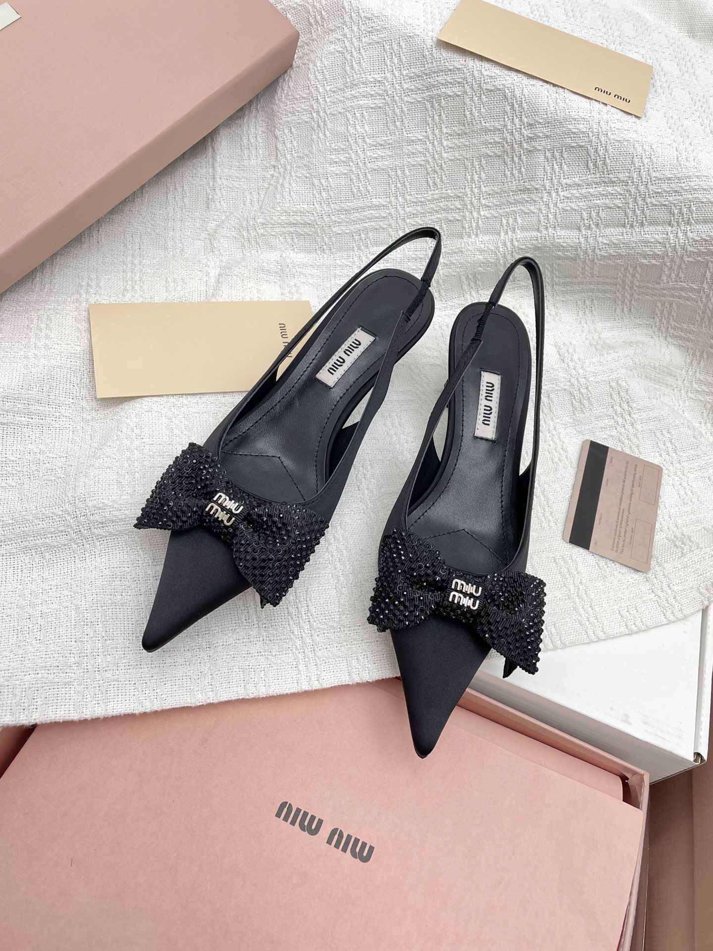 NO:239210,(Long-term production) Purchasing grade Miu*Miu Jindian series kitten heel bow-tie sandals. The diamond logo bow is more beautiful and super durable. It can be salty or sweet, and it is versatile!  Little fairy must-have ￣￣￣￣￣￣￣￣￣￣￣￣￣￣￣￣￣￣￣￣￣￣￣ size. 35-40 (34/40/custom-made non-return and exchange) Fabric Imported silk Inner Imported goatskin Outsole Italian A-grade leather outsole Heel height 6.5cm Full set of exquisite packaging, standard size, sandals, miumiu, sandals, sheepskin, real silk, Leather soles19860909(长期做货)代购级Miu*Miu金典系列小猫跟蝴蝶结后空凉鞋 烫钻logo蝴蝶结更加美,超级耐看 可盐可甜,百搭单品！小仙女必入款 ￣￣￣￣￣￣￣￣￣￣￣￣  size. 35-40（34/40/定做不退换）  面料 进口真丝  内里 进口山羊皮  大底 意大利A级真皮大底  跟高 6.5cm 全套精美包装、标准码数,凉鞋,miumiu,sandals,sheepskin,real silk,Leather soles,Women's Shoes