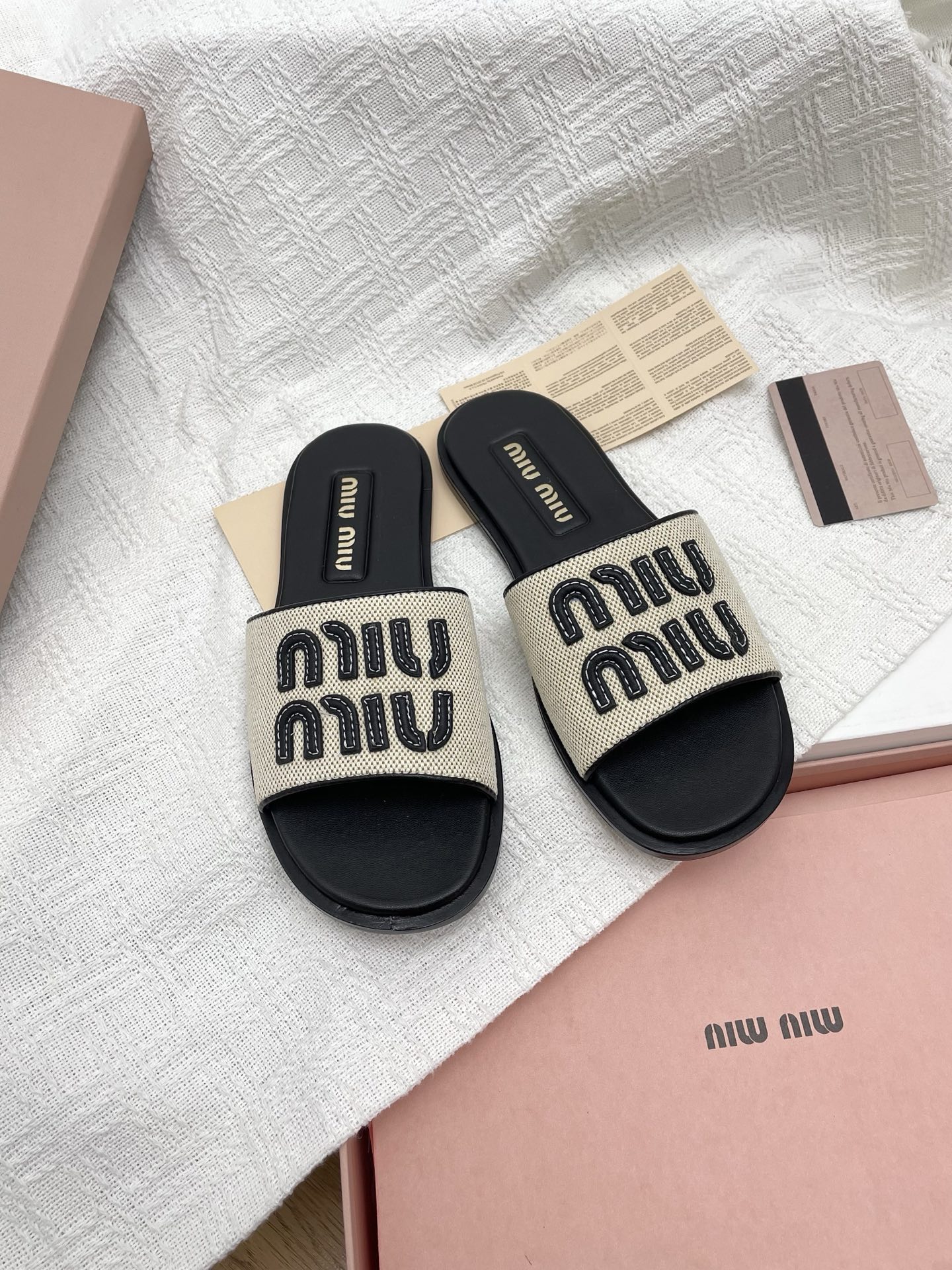 NO:233418,Purchasing grade Miu Miu 2025 early spring new flat bottom woven letters flat bottom drag Zp development original disassembly The version of Miu Miu's letters instantly sold out the market version Miu is really too girly!  Super soft and glutinous. If you like it, you can rush it!  Upper calfskin paired with imported calfskin footbed, real outsole sole size 35-39 (40.41.42 custom made without return or replacement), slippers, miumiu, slippers, cowhide19860909代购级Miu Miu2025早春新款平底编织字母平底拖 Zp开发 原版拆卸 对版缪缪字母秒杀市面版本 Miu真的太少女啦！超级软糯 喜欢可以冲了！ 鞋面小牛皮对版编制 垫脚进口小牛皮 鞋底真实大底 码数35-39（40.41.42定做不退不换）,拖鞋,miumiu,slippers,cowhide,Women's Shoes