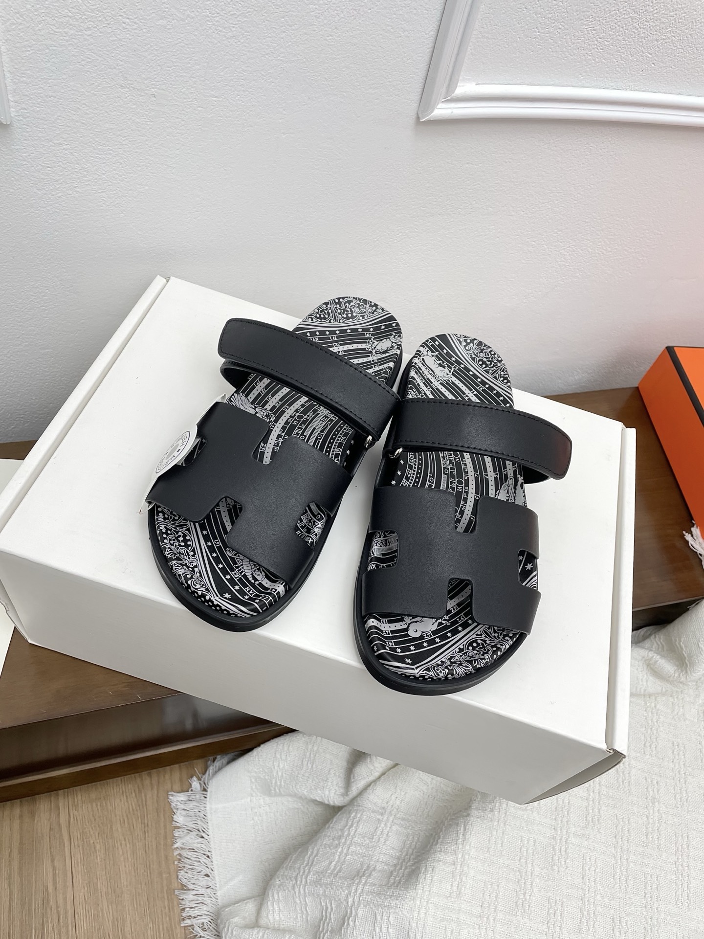 NO:239146,The top version of Hermes Spring and Summer New Couple Second Uncle Slippers Classic Style Second Uncle Slippers that have always been very popular - Beach sandals, super versatile and look better with colorful socks!  All kinds of combinations are great!  !  !  Imported mixed-bred sheepskin on the upper. Frosted leather. Imported mixed-bred sheepskin on the inner lining. Outsole Tpu non-slip wear-resistant. Size 34-40 for women (34.40.41 for custom-made non-return and exchange) for men 39-45 for 45 for 45 for return and exchange), slippers, hermes, hermes, sandals, slippers, sheepskin, socks19860909顶级版本Hermes爱马仕春夏新款情侣二舅拖鞋 经典款型 一直都很火爆的二舅拖鞋- 沙滩凉鞋,超级百搭款、搭配彩色袜子更好看！ 随意各种搭配都很棒！！！ 鞋面进口混种羊皮.磨砂皮 内里进口混种羊皮 大底Tpu防滑耐磨大底 码数女34-40（34.40.41定做不退换） 男39-45（45定做不退换）,拖鞋,hermes,hermes,sandals,slippers,sheepskin,socks,Women's Shoes