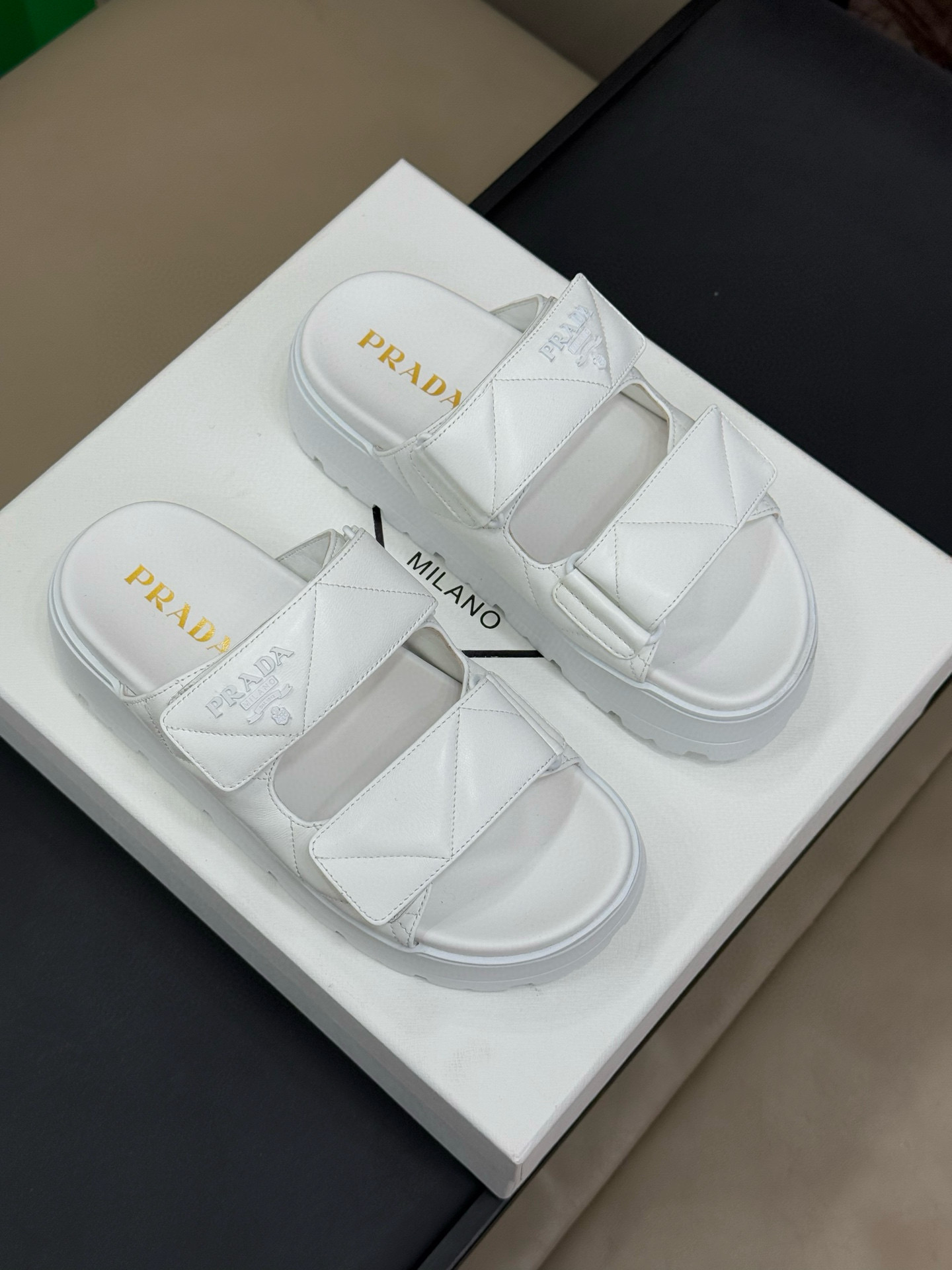 NO:263718,Sandals and slippers purchasing grade Prada Spring and summer new thick-soled sandals Velcro triangular button bread toe half slippers Latest catwalk series Classic upgrade Comfort and fashionable coexistence Each color matches good, design and different styles need, original cowhide upper (original buttons) Lift: Original customization Outsole foam ultra-light sole Size 35-41 (40.41 customization without return or replacement), slippers sandals, prada, sandals, slippers, cowhide19860909凉鞋拖鞋代购级Prada 春夏新款厚底凉鞋魔术贴三角扣面包包头半拖鞋 最新走秀系列 经典升级 舒适度与时髦度并存 每个颜色搭配都好看,设计搭配不同风格需求 鞋面原版牛皮 (原版扣子) 内里: 原版定制 大底发泡超轻鞋底 码数35-41(40.41定制不退不换),拖鞋凉鞋,prada,sandals,slippers,cowhide,Women's Shoes