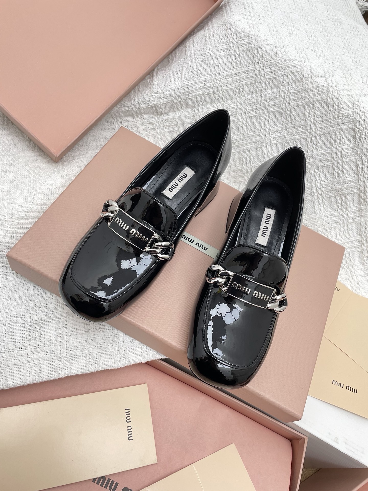 NO:239193,Top-level version purchasing grade Miu*Miu classic series square toe thick heel chain decoration Mary Jane single shoes. It is a must-have style, splicing, classic white and black, cute and elegant chain with white pearls, unique style and fashionable. It can be salty or sweet, and it is versatile!  Little fairy must-have ￣￣￣￣￣￣￣￣￣￣￣￣￣￣￣￣￣￣￣￣￣￣￣ size. ｜35-40 (34/40/custom-made non-return and exchange) Fabric ｜Imported soft sheepskin Inner ｜Imported goatskin outsole ｜Italian A-grade leather outsole Heel height ｜4.5cm Full set of exquisite packaging, standard size, loafers, miumiu,loafers,mary jane,sheepskin,Leather soles19860909顶级版本代购级Miu*Miu经典系列方头粗跟链条装饰玛丽珍单鞋 入必款,拼设接计、经典的白黑色,可爱又雅优特色的链条加白色珍珠配搭,独具风格时尚.可盐可甜,百搭单品！小仙女必入款 ￣￣￣￣￣￣￣￣￣￣￣￣ size. ｜35-40（34/40/定做不退换） 面料 ｜进口软羊皮 内里 ｜进口山羊皮 大底 ｜意大利A级真皮大底 跟高 ｜4.5cm 全套精美包装、标准码数,乐福鞋,miumiu,loafers,mary jane,sheepskin,Leather soles,Women's Shoes