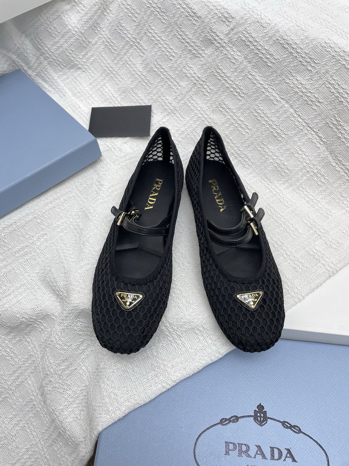 NO:239196,(Full package with airplane box) PRADA/Prada Classic spring and summer new three-piece standard mesh ballet shoes are so beautiful that they are foul, combining sexy and cute. I have to say that his family is too good at grasping the exquisiteness. The pointed toes are invincible to show their legs. They don’t need the blessing of heels, and they can also set off the proportions. You can also try short people!  Definitely not a 