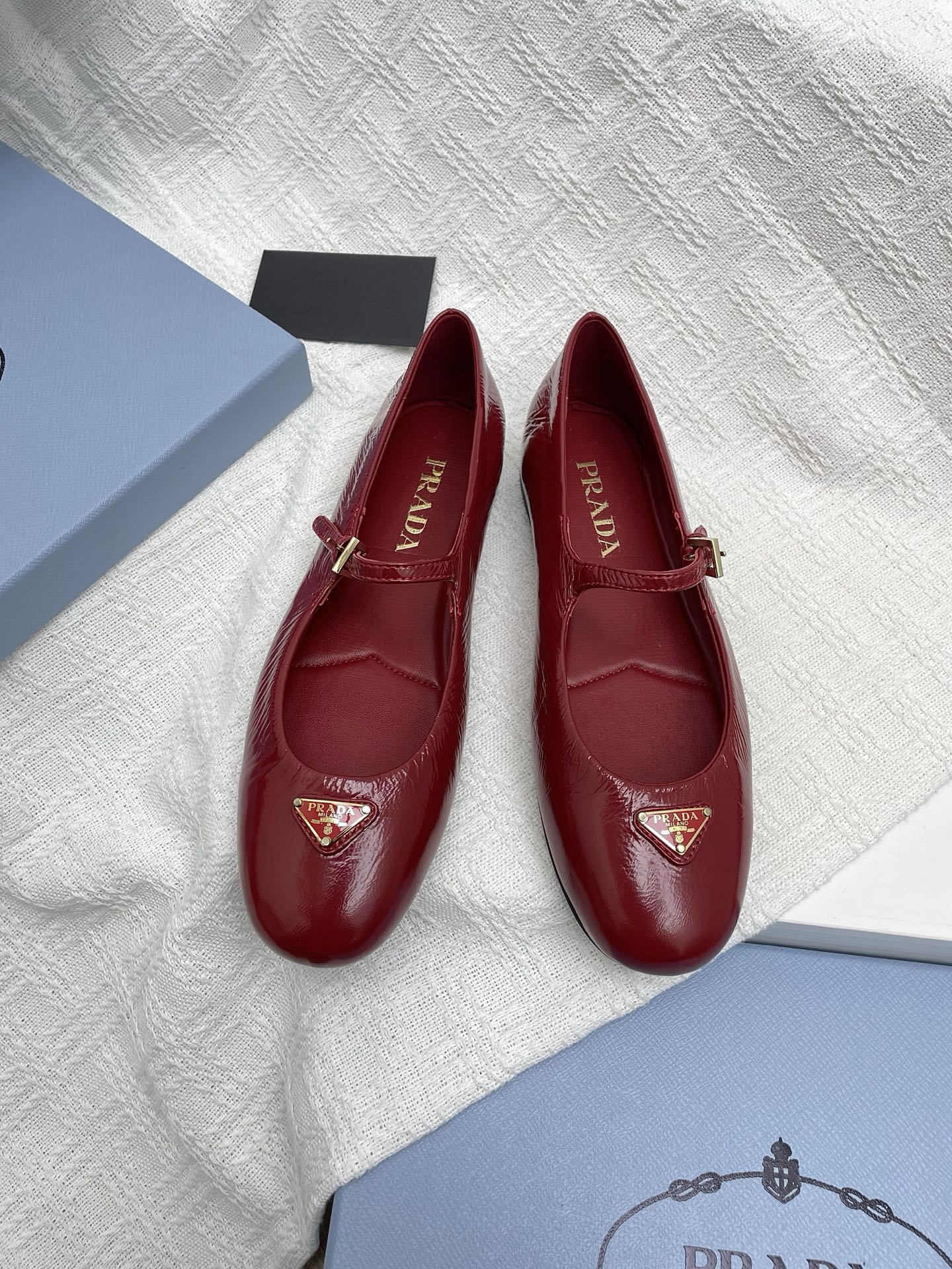 NO:239199,(Full package with airplane box) PRADA/Prada Classic spring and summer new style of new triangle-branded ballet shoes, beautiful and foul-like, combining sexy and cute. I have to say that his family is too good at grasping the exquisiteness, and the pointed toe is invincible to show long legs. Without the blessing of heels, it can also set off a good proportion. You can also try short people!  Definitely not a 