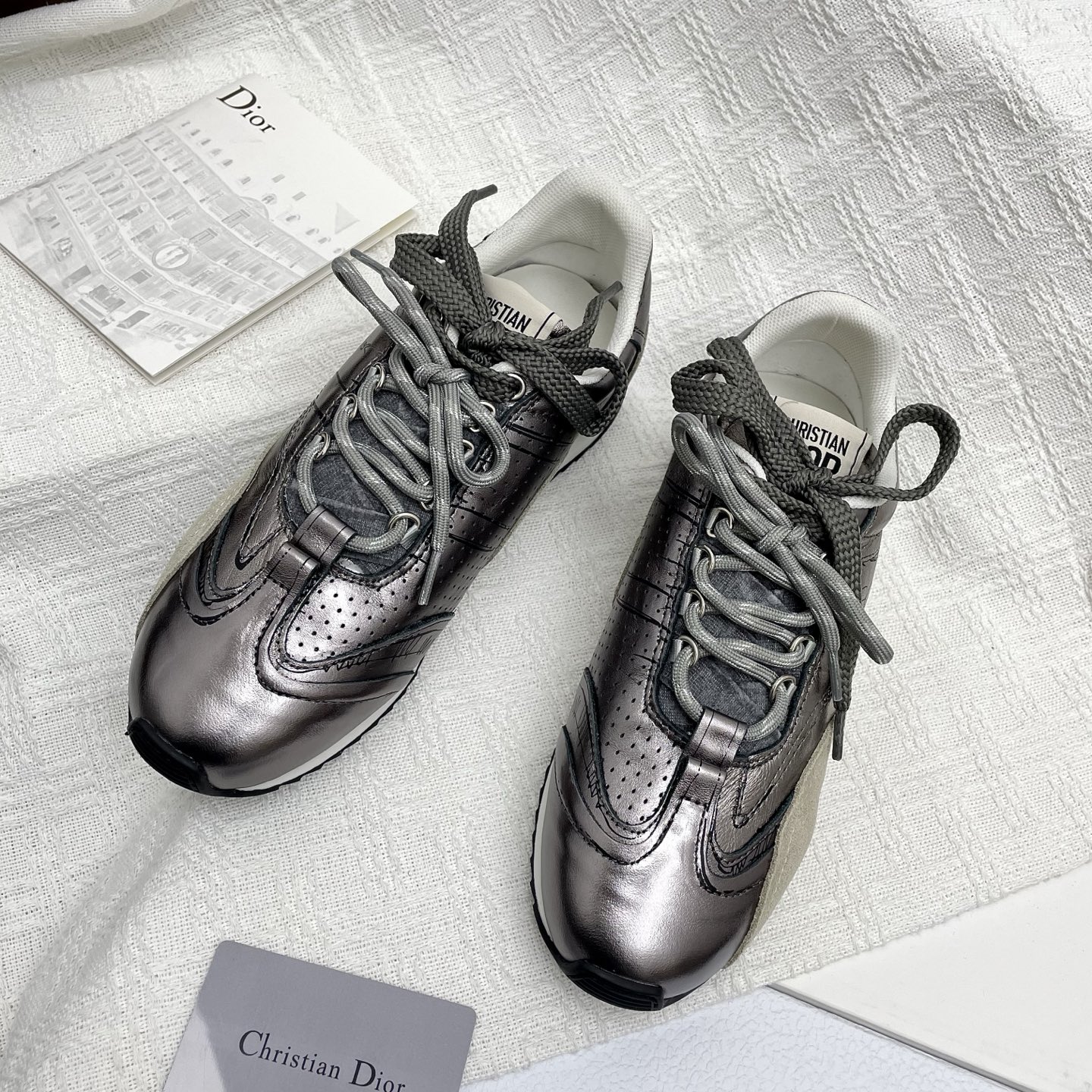 NO:239184,The top version of the couple size Dior D-Sketch series Graffiti German training shoes Casual sports shoes Original purchase and development Made this D-Sketch sneakers were released in the 2025 spring and summer ready-to-wear series, highlighting the classic retro aesthetics. It is carefully crafted in white nylon and cowhide leather, decorated with printed logos inspired by the shoe production stage, paired with beige suede cowhide leather inserts and pair of shoelaces. The side is decorated with a handwritten Christian Dior Paris logo, and the heel and tongue are embellished with Christian Dior Paris logo inserts and signs. It is paired with a two-color slim rubber sole and can add a high order temperament to various casual styles. The delivery counter is exquisitely packaged Fabric: Original custom cowhide   graffiti Inner original custom breathable net  Original sole open mold-proof rubber material, sole thickness 2CM Size: Women's model 35-45 (men's 45 and women's 40 customized), casual shoes/sports shoes, dior, dior, sneakers, cowhide19860909情侣码顶级版本Dior迪奥 D-Sketch系列 涂鸦 德训鞋 休闲 运动鞋 原版购入开发 做货 这款 D-Sketch 运动鞋于迪奥二零二五春夏成衣系列发布秀精彩亮相,彰显经典的复古美学.采用白色尼龙和牛皮革精心制作,饰以灵感源自鞋履制作阶段的印花标志,搭配米色绒面牛皮革镶片和双鞋带.侧面饰以手写风格的 Christian Dior Paris 标志,鞋跟和鞋舌点缀以 Christian Dior Paris 标志镶片和标牌.搭配双色纤薄橡胶鞋底更显精致,可为各式休闲造型增添高订气质 配送专柜精美包装 面料:原版定制牛皮 涂鸦 内里原版定制透气网里 鞋底原版开模防滑橡胶材质 底厚2CM Size:女款35-45(男45女40定做),休闲鞋/运动鞋,dior,dior,sneakers,cowhide,Women's Shoes