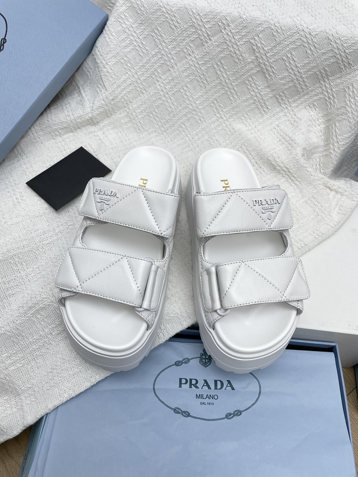 NO:239149,Slippers (three colors only slippers) Prada 2025 spring and summer new thick-soled sandals Velcro triangular button bread toe half slippers Latest catwalk series Classic upgrade Comfort and fashionable coexistence Each color matches good, design and different style needs, original cowhide upper (original buttons) Lift: Original customization Outsole foam ultra-light sole Size 35-41 (40.41 customization without return or replacement), slippers, prada, sandals, slippers, cowhide19860909拖鞋（三个色只有拖鞋）Prada 2025春夏新款厚底凉鞋魔术贴三角扣面包包头半拖鞋 最新走秀系列 经典升级 舒适度与时髦度并存 每个颜色搭配都好看,设计搭配不同风格需求 鞋面原版牛皮 (原版扣子) 内里: 原版定制 大底发泡超轻鞋底 码数35-41(40.41定制不退不换),拖鞋,prada,sandals,slippers,cowhide,Women's Shoes