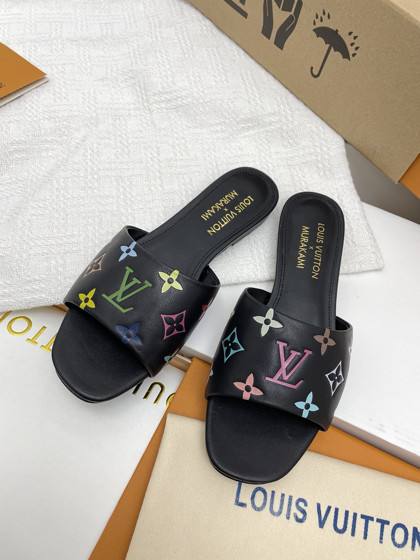 NO:239153,Purchase grade louis vuitton ss24 new arrival~LV Louis Vuitton 2025 spring and summer new flat slippers This year's tannin denim color is paired with brown leather, which is so outstanding!  The kitten heel is just right, sexy and comfortable, full of summer shoes. The full marks of sandals and flowers are also very well-behaved and beautiful!  Upper: cowhide Inner: sheepskin inner sole: Italian leather outsole size 35-39 (40 41 custom made without return or exchange), slippers, louis vuitton, louis vuitton, louis vuitton, sandals, slippers, cowhide, sheepskin, Leather soles19860909代购级 louis vuitton ss24 new arrival～LV 路易威登2025春夏新品平底拖鞋 今年单宁牛仔色搭配棕色皮质,也太出彩了！ 刚刚好的小猫跟,性感舒适,拉满了夏日美鞋 能给的满分凉鞋花朵的造型也很乖巧好看呀！ 鞋面:牛皮 内里:羊皮内里 大底:意大利真皮大底 size 35-39（40 41订做不退换）,拖鞋,louis vuitton,louis vuitton,louis vuitton,sandals,slippers,cowhide,sheepskin,Leather soles,Women's Shoes