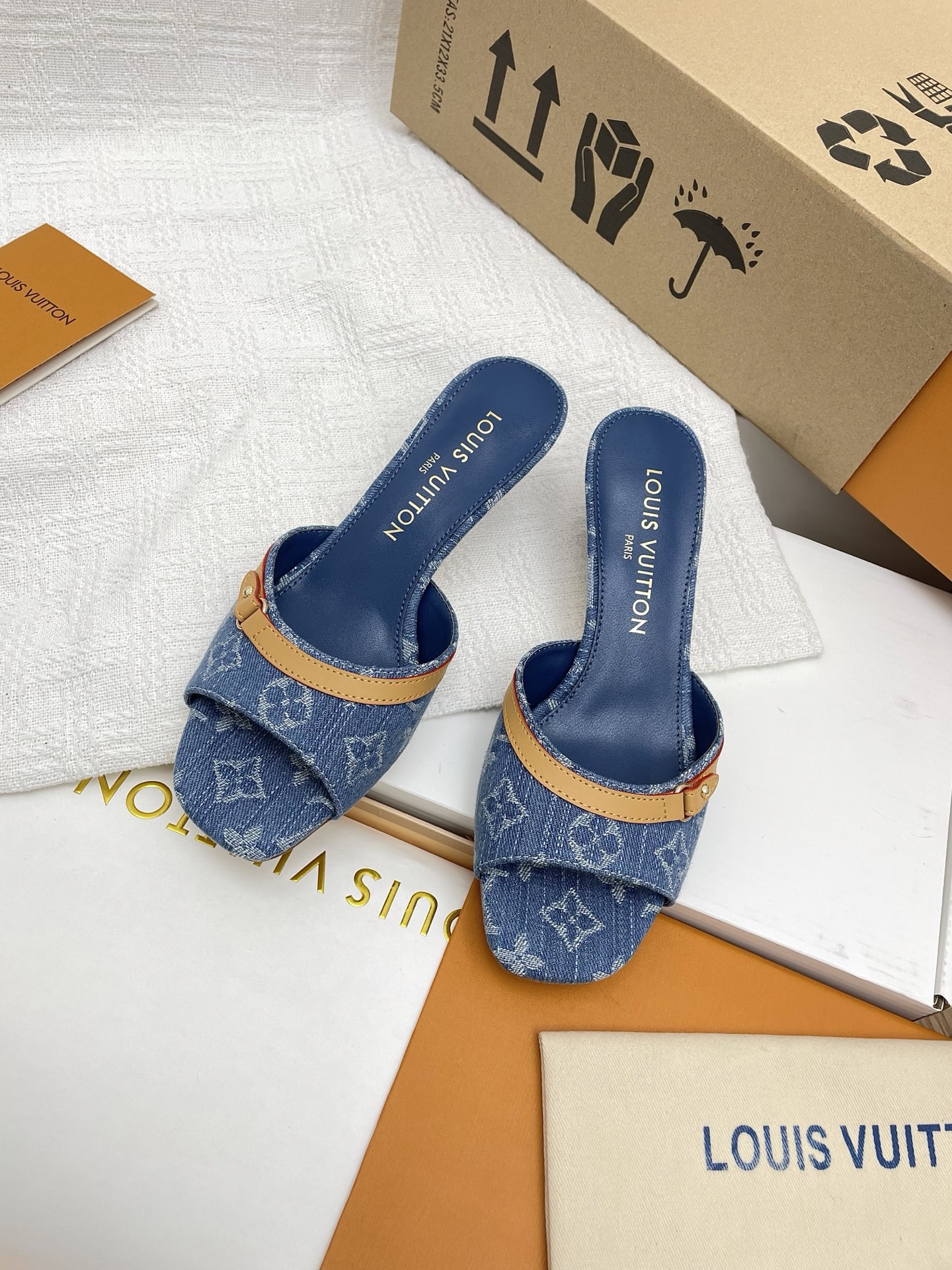 NO:239156,Purchase grade louis vuitton ss24 new arrival~LV Louis Vuitton 2025 spring and summer new high-heeled slippers This year's tannin denim color is paired with brown leather, which is so outstanding!  The kitten heel is just right, sexy and comfortable, full of summer shoes. The full marks of sandals and flowers are also very well-behaved and beautiful!  Upper: cowhide Inner: sheepskin inner Heel height 6.5cm Outsole: Italian leather outsole size 35-39 (40 41 custom made without return or exchange), slippers, louis vuitton, louis vuitton, louis vuitton, sandals, slippers, cowhide, sheepskin, Leather soles19860909代购级 louis vuitton ss24 new arrival～LV 路易威登2025春夏新品高跟拖鞋 今年单宁牛仔色搭配棕色皮质,也太出彩了！ 刚刚好的小猫跟,性感舒适,拉满了夏日美鞋 能给的满分凉鞋花朵的造型也很乖巧好看呀！ 鞋面:牛皮 内里:羊皮内里 跟高6.5cm 大底:意大利真皮大底 size 35-39（40 41订做不退换）,拖鞋,louis vuitton,louis vuitton,louis vuitton,sandals,slippers,cowhide,sheepskin,Leather soles,Women's Shoes