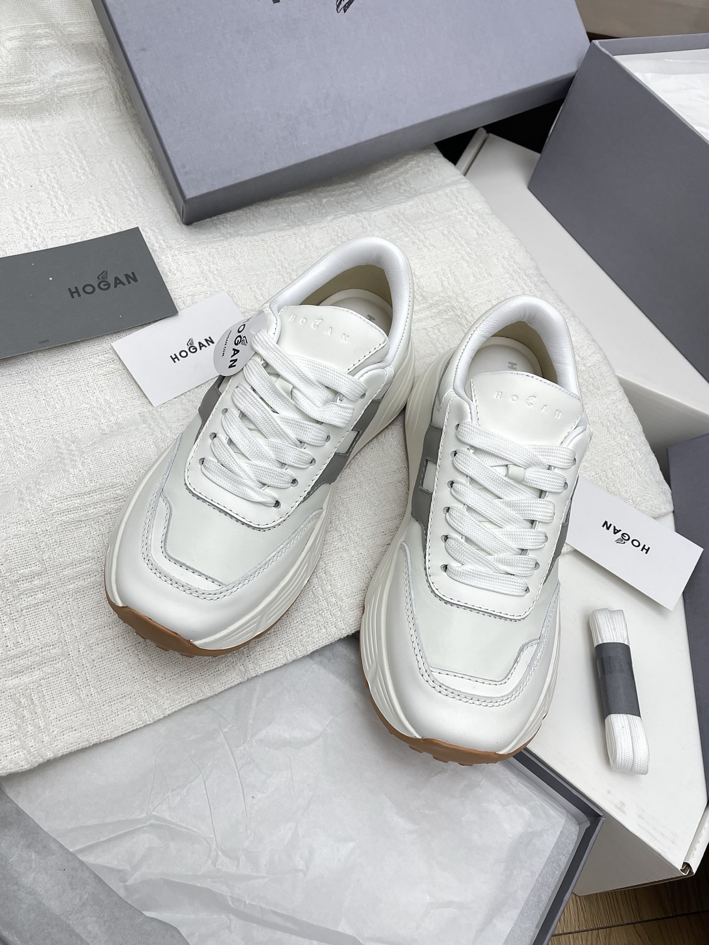 NO:239147,Couple model men 10 Hogan Hogan H669 series Couple model thick sole casual sports shoes Original purchase and development Made of goods HOGAN H669 series adds ladylike elements to the light sole design, adding height to the temperament. It integrates sports elements of the 1980s without losing the modern sense of technology and urban fashion, and the lines show youthful vitality. Delivery counter exquisite packaging Fabric: Original customized imported top layer cowhide Inner: Imported breathable net Sole: Original open mold-proof TPU material Thick bottom 5CM Size: Women's 35-40 / Men's 39-44, casual shoes/sports shoes, hogan, sneakers, cowhide19860909情侣款男10 Hogan霍根H669系列 情侣款 厚底 休闲 运动鞋 原版购入开发 做货 HOGAN H669系列在轻便鞋底设计上增添淑女元素,增加高度更显气质.融入80年代运动元素,又不失现代科技感和都市时尚,线条尽显青春活力 配送专柜精美包装 面料 : 原版定制进口头层牛皮 内里 : 进口透气网里 鞋底 : 原版开模防滑TPU材质 底厚 5CM Size : 女款35-40 / 男款39-44,休闲鞋/运动鞋,hogan,sneakers,cowhide,Women's Shoes