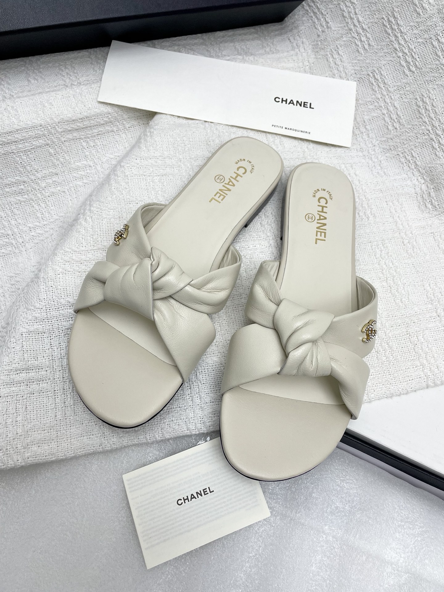 NO:239152,The top version of Chanel 25C early spring new slippers. The shoes of this season are all great!  It's comfortable to wear on the feet, the upper is soft and the upper is soft, so don't worry about getting your feet worn. Upper cowhide, inner sheepskin, outsole, leather outsole Size: 35-39 40 Custom made, slippers, chanel, slippers, cowhide, sheepskin, Leather soles19860909顶级版本Chanel 25C早春新款拖鞋 这一季的鞋子都很棒耶！上脚很舒服鞋面皮质也很软,不用担心会磨脚. 鞋面牛皮 内里羊皮 大底真皮大底 Size:35-39 40定做,拖鞋,chanel,slippers,cowhide,sheepskin,Leather soles,Women's Shoes