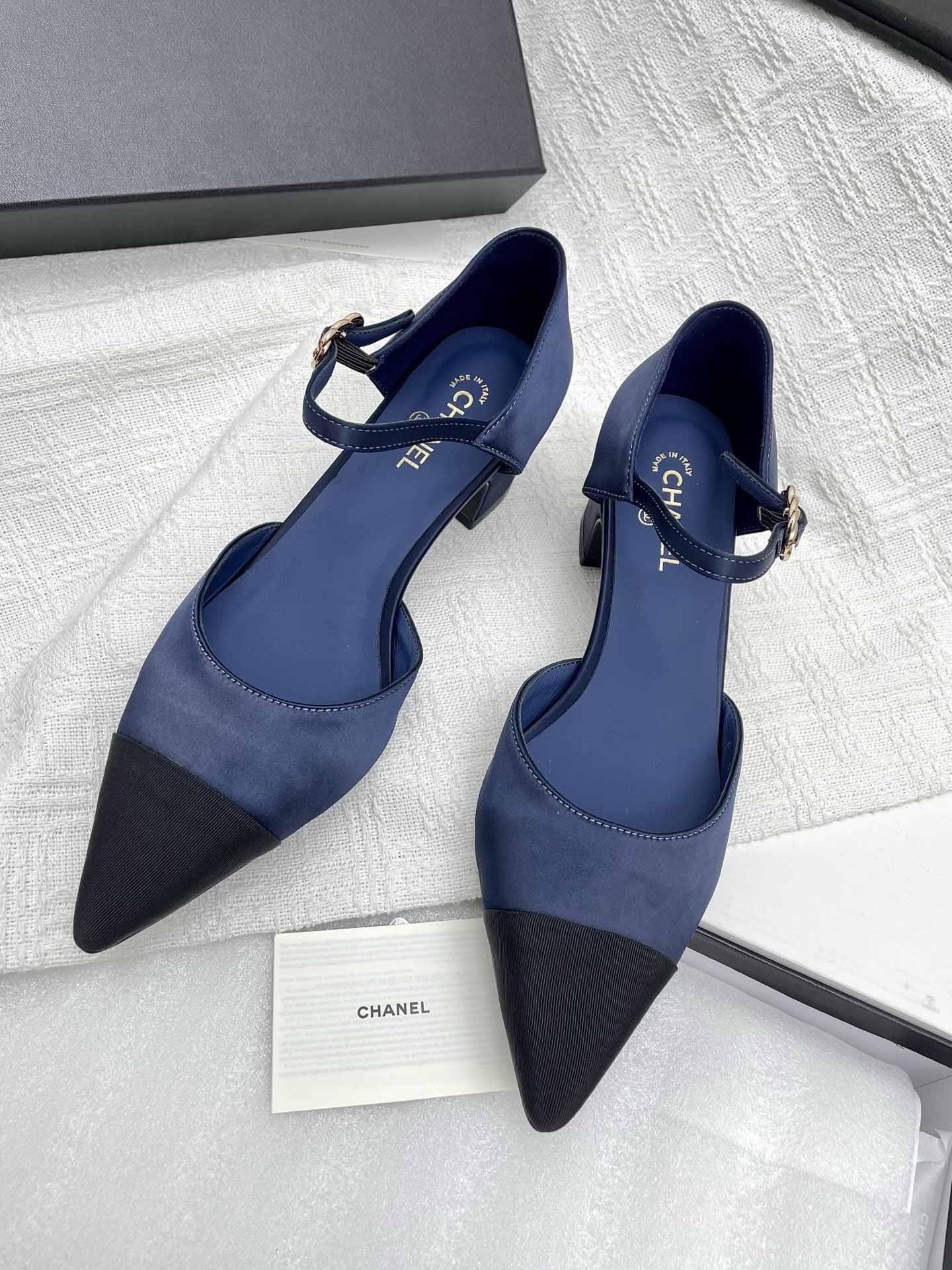 NO:239140,Top version CHANE*｜Xiaoxiang 25P spring and summer new product, pointed toe thick heels, high heels, this season's mesh lace is breathtakingly beautiful!  It is hazy and can't see clearly. Whether it is a clothes or a skirt, when worn on a woman, the little sexy is faintly visible, very dreamy and romantic, playful and cute, full of temperament, and yet fashionable and modern, revealing a hint of elegant charm!  This shoe satisfies all girls' fantasies about high heels. It has a girlish feel and can also be worn to look like a goddess!  Silk upper inner sheepskin outsole imported Italian cowhide outsole heel height 4.5cm size 35-39 (customized by 40/41), sandals, chanel, sandals, high heels, skirts, cowhide, sheepskin, real silk19860909顶级版本CHANE*｜小香25P春夏新品 尖头粗跟单鞋高跟鞋 这一季的网纱蕾丝美得让人窒息！朦胧看不清,不管是衣服还是裙子,穿在女人身上,若隐若现的小性感,很梦幻很浪漫,俏皮可爱,气质十足,又不失时尚现代感,透出丝丝优雅魅力！这款鞋满足了女生对高跟鞋的所有幻想 既有少女感,也可以穿出女神范！ 鞋面真丝 内里羊皮 大底意大利进口牛皮大底 跟高4.5cm 码数35-39（40/41定制）,凉鞋,chanel,sandals,high heels,skirts,cowhide,sheepskin,real silk,Women's Shoes