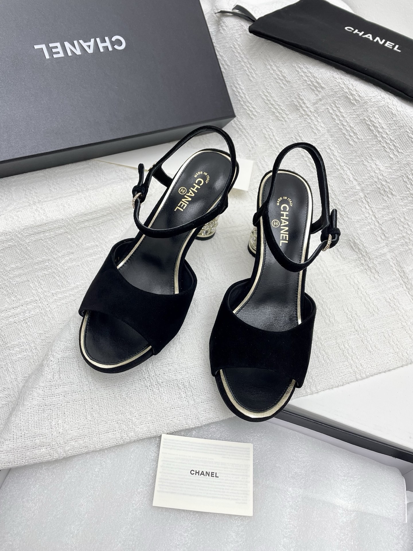 NO:239137,Top version CHANE*｜Xiaoxiang 25P spring and summer new product, small round toe and round heel sandals. This season's mesh lace is breathtakingly beautiful!  It is hazy and can't see clearly. Whether it is a clothes or a skirt, when worn on a woman, the little sexy is faintly visible, very dreamy and romantic, playful and cute, full of temperament, and yet fashionable and modern, revealing a hint of elegant charm!  This shoe satisfies all girls' fantasies about high heels. It has a girlish feel and can also be worn to look like a goddess!  Upper cowhide/suede inner sheepskin outsole imported cowhide outsole heel height 8cm size 35-39 (customized by 40/41), sandals, chanel, sandals, high heels, skirts, cowhide, sheepskin, chamois leather19860909顶级版本CHANE*｜小香25P春夏新品 小圆头圆跟凉鞋 这一季的网纱蕾丝美得让人窒息！朦胧看不清,不管是衣服还是裙子,穿在女人身上,若隐若现的小性感,很梦幻很浪漫,俏皮可爱,气质十足,又不失时尚现代感,透出丝丝优雅魅力！这款鞋满足了女生对高跟鞋的所有幻想 既有少女感,也可以穿出女神范！ 鞋面牛皮/麂皮 内里羊皮 大底意大利进口牛皮大底 跟高8cm 码数35-39（40/41定制）,凉鞋,chanel,sandals,high heels,skirts,cowhide,sheepskin,chamois leather,Women's Shoes