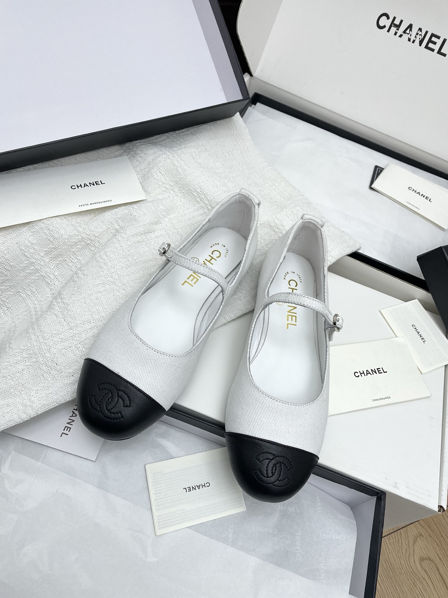 NO:239134,The top version of Chanel Chanel early spring new one-strip color-blocking flat-sole Mary Jane shoes. Xiaohongshu strongly recommends the style, looks good no matter how you match it, a must-have for fashionable essence. Chanel women loves simplicity and irresistible. Upper: using original custom embroidered satin, inner lining: sheepskin lining outsole size: 35-39 (customized for 40 and 41), ballet shoes, chanel, chanel, mary jane, sheepskin, silk fabric, Leather soles19860909顶级版本香奈儿Chanel早春新款一字带拼色平底玛丽珍鞋单鞋 小红书力推款,怎么搭配都好看,时髦精必备,香奈儿女士钟爱简约又难以抗拒系 鞋面:采用原版定制刺绣绸缎, 内里:羊皮内里 大底:真皮大底 码数:35-39（40、41定做 ),芭蕾舞鞋,chanel,chanel,mary jane,sheepskin,silk fabric,Leather soles,Women's Shoes