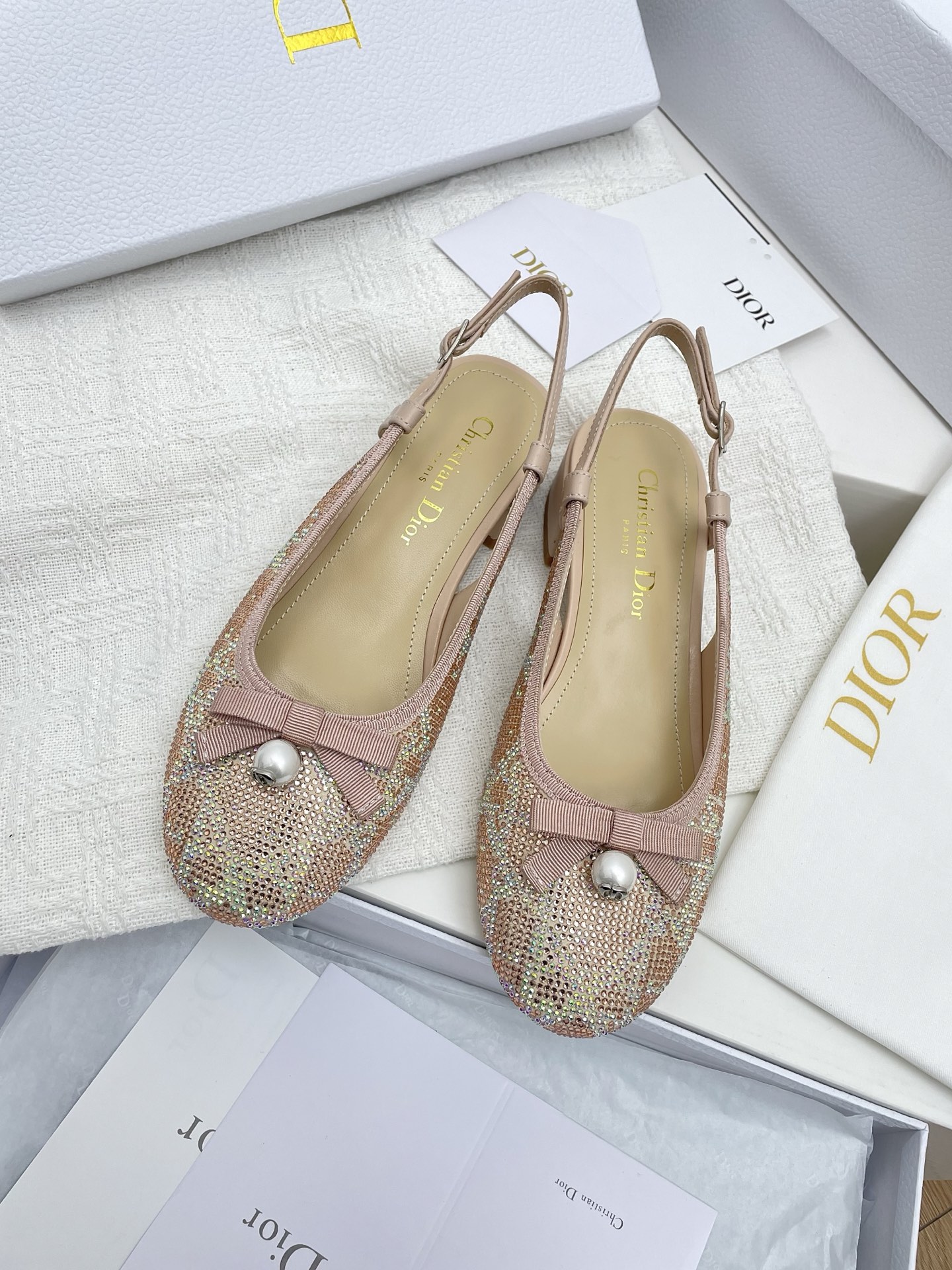 NO:239144,Top version of Dior Pearl Mary Jane thick heel hollow sandals This sandals are made of Dio* high-order elements to reinterpret the classic pattern. They are carefully crafted from quilted leather, decorated with rattan plaid pattern, and the front is decorated with exquisite grosgrain bows, embellished with white CD resin beads inspired by classic Dio* Tribales earrings, which are unique. Soft and comfortable, paired with a padded leather insole, paired with an elegant round toe and a 3 cm thick heel, which adds the finishing touch to all kinds of looks this season. Upper lambskin/tweed inner lambskin lining heel height 3cm sole Italian genuine leather sole size 35-39 (40,41 custom-made non-return), Mary Jane, balenciaga, dior, sandals, mary  jane,earrings,sheepskin19860909顶级版本Dior珍珠玛丽珍粗跟后空凉鞋 这款凉鞋鞋融入 Dio* 高订元素重新诠释经典图案.采用绗缝皮革精心制作,饰以藤格纹图案,正面饰以精美的罗缎蝴蝶结,点缀以灵感源自经典 Dio* Tribales 耳环的白色 CD 树脂珠饰,别具一格.柔软舒适,搭配加垫皮革内底,搭配优雅的圆形鞋头和 3 厘米粗跟,可为本季的各式造型增添点睛之笔 鞋面小羊皮/粗花呢 内里羊皮内里 跟高3cm 鞋底意大利真皮鞋底 码数35-39（40,41定制不退换）,玛丽珍,balenciaga,dior,sandals,mary jane,earrings,sheepskin,Women's Shoes