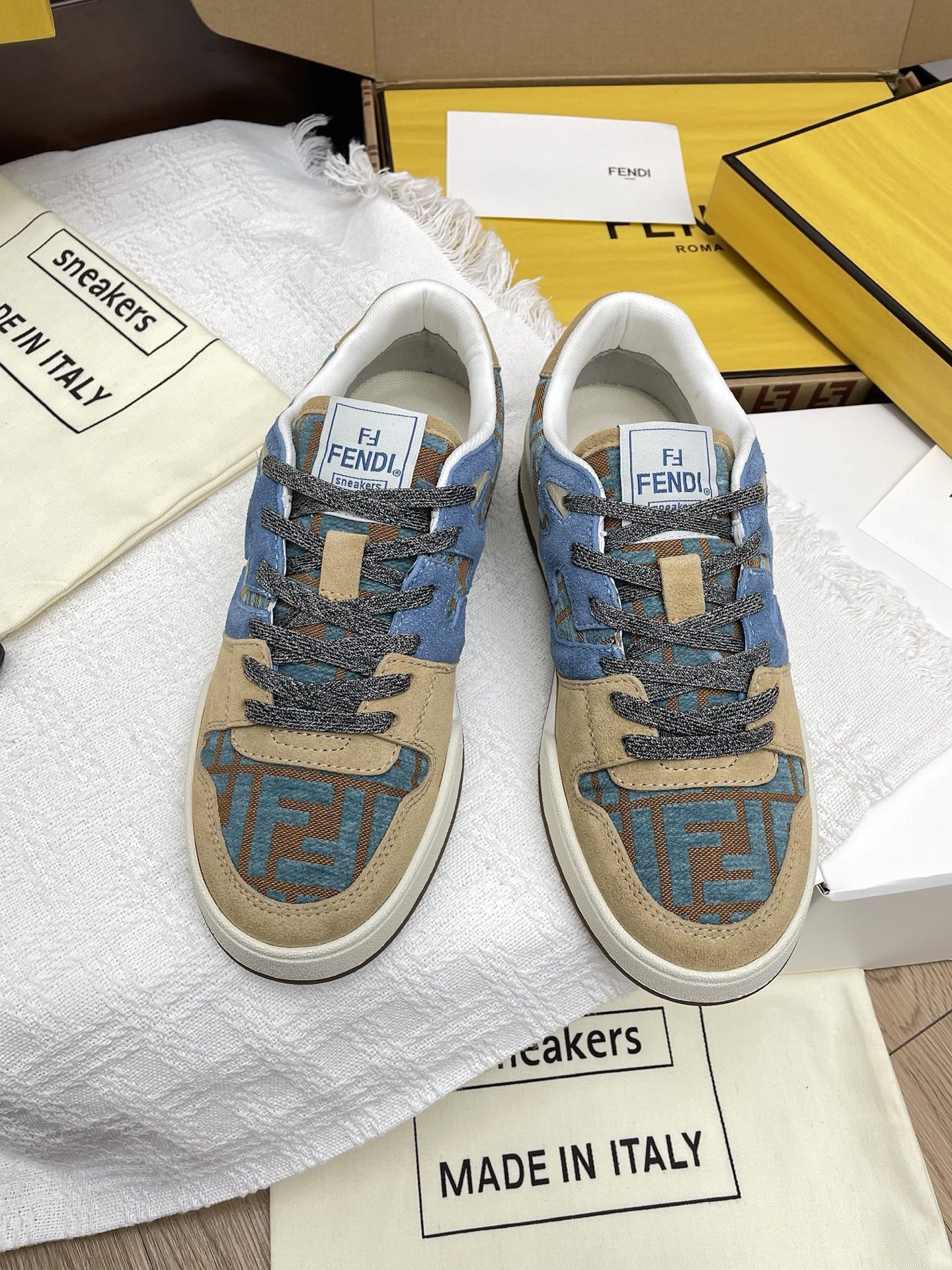 NO:239141,Couple Fendi Fendi board shoes The first sneaker made by casual sneakers Kim Jones, designer fendi match and donkey-branded Trainer basketball sneakers Fresh blood injected with FF retro design Super nice and versatile upper with suede and leather splicing combination The raised double F logo inside the side is a towel velvet, super soft upper upper: suede outsole: TPU outsole size women's 35-44 for women 40 customization, casual shoes/sports shoes, fendi, fendi, louis vuitton, sneakers, chamois leather19860909情侣款Fendi芬迪板鞋 休闲运动鞋设计师Kim Jones打造的首款运动鞋fendi match 和驴牌的Trainer篮球运动鞋 新鲜血液注入加FF复古的设计 超好看百搭鞋面采用麂皮和皮革拼接组合 侧面凸起的双F logo内里采用毛巾绒里 上脚超级柔软  鞋面:麂皮 大底:TPU大底 码数女款35-44 女40定做,休闲鞋/运动鞋,fendi,fendi,louis vuitton,sneakers,chamois leather,Women's Shoes