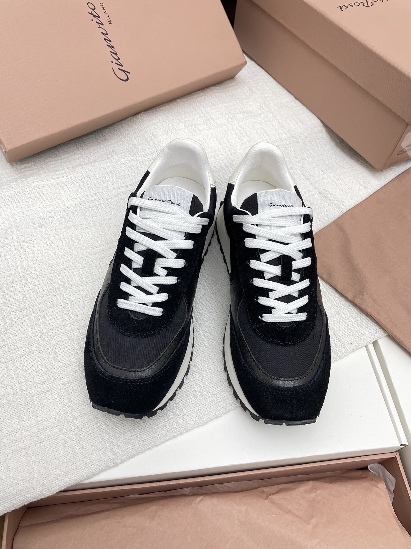 NO:239126,(Couple model) Gianvito Rossi Gianvito Rossi 25 new couple dad shoes couple retro casual shoes Forrest Gump shoes One of the best sports shoes for many celebrity doctors to plant grass. Super retro and versatile and beautiful, super comfortable and super exciting!  All show the sense of fashion and street style. A must-have item for trendy people!  Fabric: Original custom cowhide mesh inner lining: Original custom terry cloth sheepskin foot pad: Original custom cowhide outsole: Original open mold rubber outsole Size: 35-44 (female 40. male 45 customized without return or exchange), casual shoes/sports shoes, sneakers, cowhide, sheepskin19860909(情侣款)GianvitoRossi吉安维托罗西 25新款情侣老爹鞋情侣复古休闲鞋阿甘鞋 众多明星博士们种草的最佳运动鞋之一 超级复古百搭好看 超舒适感超级爆！ 无不彰显时尚感与街头风 潮人必备单品！ 面料:原版定制牛皮网布 内里:原版定制毛巾布羊皮 垫脚:原版定制牛皮 大底:原版开模橡胶大底 码数:35-44（女40.男45定制不退换）,休闲鞋/运动鞋,sneakers,cowhide,sheepskin,Women's Shoes