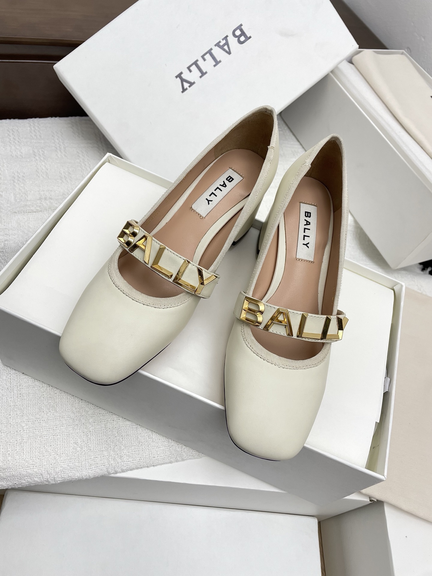 NO:239124,Purchasing grade Bally 2025 spring and summer new style, fashionable thick heel flat-soled Malizhen shoes logo, letter single shoe catwalk ballet shoes, novel and unique style, with square head design, paired with Bally letter buckle design to highlight the brand logo, the upper is soft and comfortable with mixed-bred sheepskin, and the flat and thick heel design allows you to choose at will!  Imported mixed-bred sheepskin upper inner foot pad: water dyed sheepskin Outsole: Italian leather outsole High flat sole / 6cm Size: 35-40 (40 custom made without return or exchange), loafers, loafers, sheepskin, Leather soles19860909代购级Bally2025春夏新款,时尚粗跟平底马丽珍鞋logo 字母单鞋走秀款芭蕾舞鞋 款式新颖别致,采用方形头型设计 配以Bally 字母扣搭设计突出品牌标识,鞋面采用混子混种羊皮柔软舒适,平底和粗跟的设计,让你任意选择！ 鞋面进口混种羊皮 内里垫脚:水染羊皮 大底:意大利真皮大底 跟高平底 /6cm 码数:35-40(40定做不退换),乐福鞋,loafers,sheepskin,Leather soles,Women's Shoes