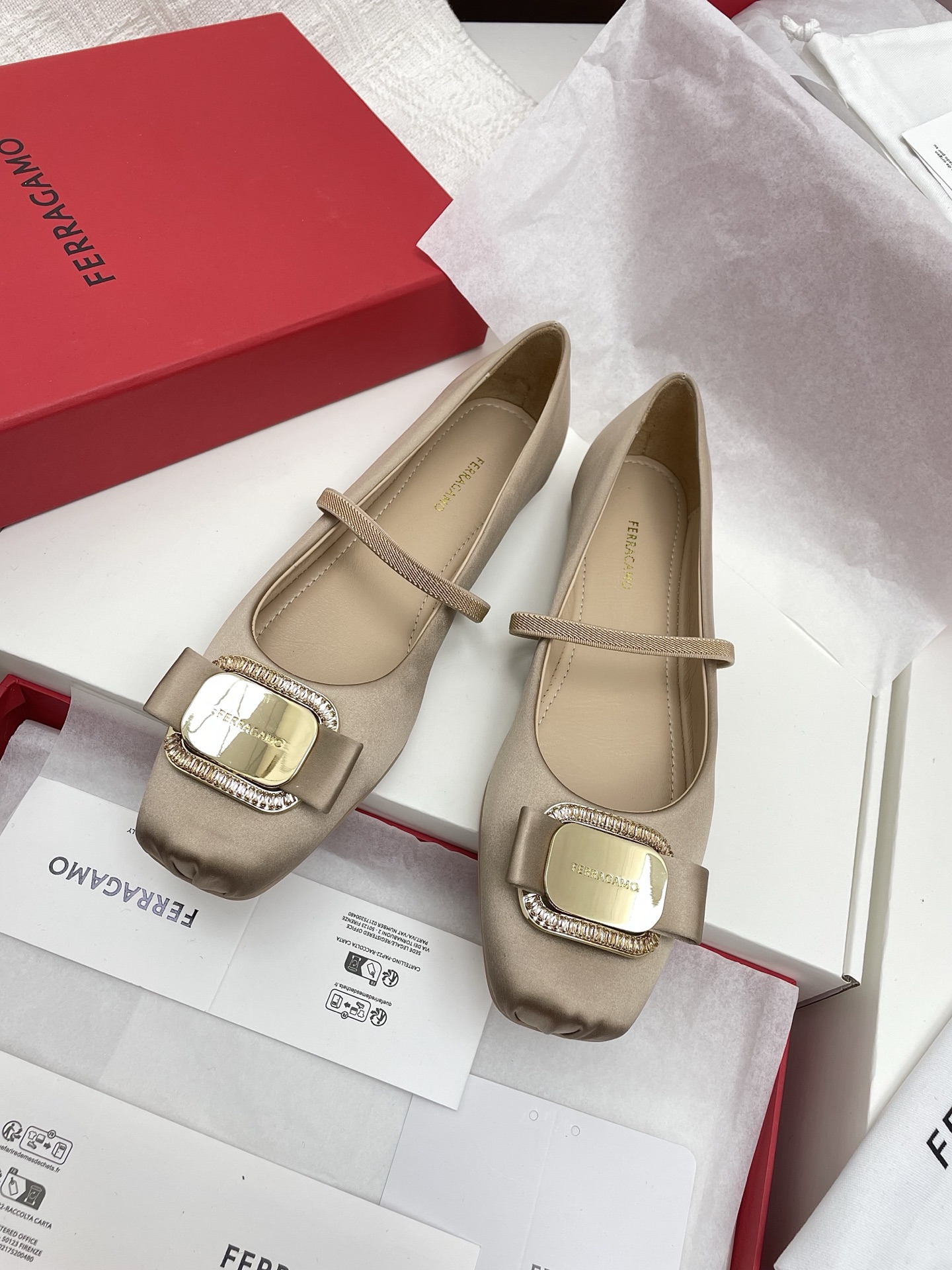 NO:239122,The top-level version of Ferragamo 24 spring and summer ballet shoes. The Ferragamo Vara ballet breaks her original elegant temperament, shows more different styles, showing a romantic and casual Italian style, with a light and soft feel, and the last shape can perfectly fit the feet. It has the comfort and versatility of small white shoes, and it can be as elegant and versatile as high heels. Fashionable bloggers are competing to wear it!  Lambskin material, soft glue bottom!  size 35-40 40 custom made, ballet shoes, ferragamo, ferragamo, high heels, sheepskin19860909顶级版本代购级Ferragamo24春夏芭蕾舞鞋 菲拉格慕Vara芭蕾舞,打破了她原有优雅的气质,展现出更多不一样的风格,展现出烂漫又随性的意式风情,脚感轻盈软糯,楦型能完美贴合双脚,它既拥有小白鞋的舒适百搭,又能像高跟鞋一样优雅百变,时髦精博主们都在争着穿！ 小羊皮材质,软胶底！ size 35-40 40订做,芭蕾舞鞋,ferragamo,ferragamo,high heels,sheepskin,Women's Shoes