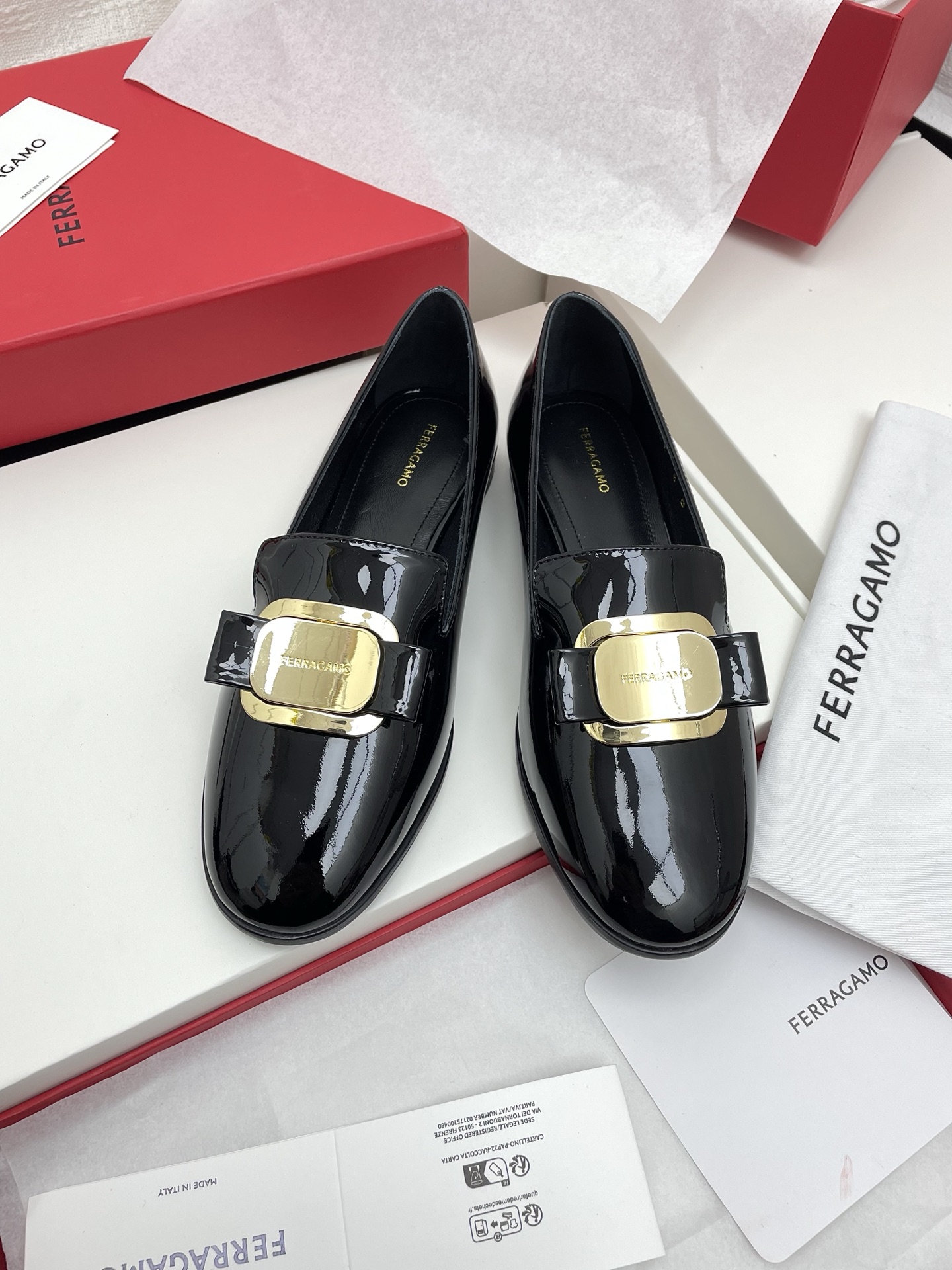 NO:239120,Zhang Junning’s same loafers as purchasing agent FERRAGA*OFLA*MU’s new version of Vara bow soft patent leather loafers! Its material is super soft, made of high-quality soft paint leather, with a delicate touch, and it feels like a cloud-like comfort when worn on the feet. Moreover, the design of this loafer is simple and elegant, and it can show your elegant temperament whether it is matched with skirts or trousers. The fabric is imported soft calf patent leather inner sheepskin inner footbed. The original leather outsole. Size 35-40 (34.40 custom made without return or exchange), loafers, ferragamo, loafers, skirts, sheepskin, Leather soles19860909张钧甯同款乐福鞋代购级FERRAGA*O菲拉*慕新版Vara蝴蝶结软漆皮乐福鞋！ 它的材质超级柔软,采用高质量的软漆 皮制作,触感细腻,穿在脚上仿佛有云朵般的舒适感.而且,这款乐福鞋的设计简约大方,无论是搭配裙装还是裤装,都能展现出你的优雅气质. 面料进口软小牛漆皮 内里羊皮内里垫脚. 大底原版真皮大底. 码数35-40（34.40定做不退换）,乐福鞋,ferragamo,loafers,skirts,sheepskin,Leather soles,Women's Shoes