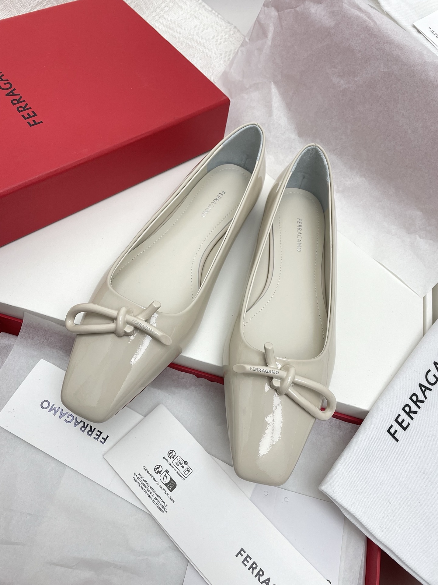 NO:239131,Purchase grade FERRAGA*O FERRAGA*O FERRAGA*MU New Vara bow soft patent leather flat-sole square-toe single shoes. Its material is super soft, made of high-quality soft paint leather, with delicate touch, and it feels like a cloud-like comfort when worn on the feet. Moreover, the design of this loafer is simple and elegant, and it can show your elegant temperament whether it is matched with skirts or trousers. Fabric imported soft calf patent leather inner sheepskin inner footbed, original genuine leather soles, size 35-40 (34.40 custom made without return or exchange), single shoes, ferragamo, loafers, skirts, sheepskin, Leather soles19860909代购级FERRAGA*O菲拉*慕新版Vara蝴蝶结软漆皮平底小方头单鞋 它的材质超级柔软,采用高质量的软漆 皮制作,触感细腻,穿在脚上仿佛有云朵般的舒适感.而且,这款乐福鞋的设计简约大方,无论是搭配裙装还是裤装,都能展现出你的优雅气质. 面料进口软小牛漆皮 内里羊皮内里垫脚 大底原版真皮大底 码数35-40（34.40定做不退换）,单鞋,ferragamo,loafers,skirts,sheepskin,Leather soles,Women's Shoes