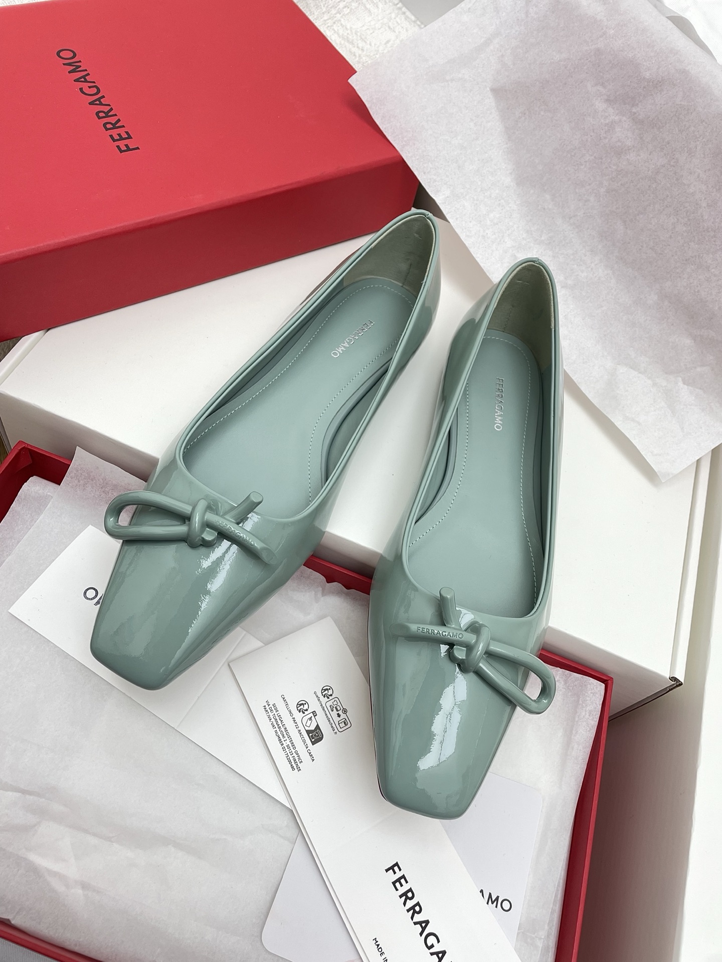 NO:239114,Purchase grade FERRAGA*O FERRAGA*O FERRAGA*MU New Vara bow soft patent leather flat-sole small square-toe single shoes. Its material is super soft, made of high-quality soft paint leather, delicate touch, and it feels like a cloud-like comfort when worn on the feet. Moreover, the design of this loafer is simple and elegant, and it can show your elegant temperament whether it is matched with skirts or trousers. Fabric imported soft calf patent leather inner sheepskin inner footbed, original genuine leather soles, size 35-40 (34.40 custom made without return or exchange)), single shoes, ferragamo, loafers, skirts, sheepskin, Leather soles19860909代购级FERRAGA*O菲拉*慕新版Vara蝴蝶结软漆皮平底小方头单鞋 它的材质超级柔软,采用高质量的软漆 皮制作,触感细腻,穿在脚上仿佛有云朵般的舒适感.而且,这款乐福鞋的设计简约大方,无论是搭配裙装还是裤装,都能展现出你的优雅气质. 面料进口软小牛漆皮 内里羊皮内里垫脚 大底原版真皮大底 码数35-40（34.40定做不退换） 换）,单鞋,ferragamo,loafers,skirts,sheepskin,Leather soles,Women's Shoes