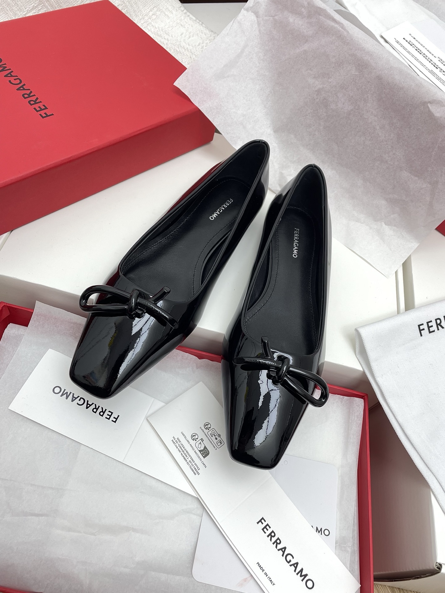 NO:239116,Purchase grade FERRAGA*O FERRAGA*O FERRAGA*MU New Vara bow soft patent leather flat-sole square-toe single shoes. Its material is super soft, made of high-quality soft paint leather, with delicate touch, and it feels like a cloud-like comfort when worn on the feet. Moreover, the design of this loafer is simple and elegant, and it can show your elegant temperament whether it is matched with skirts or trousers. Fabric imported soft calf patent leather inner sheepskin inner footbed, original genuine leather soles, size 35-40 (34.40 custom made without return or exchange), single shoes, ferragamo, loafers, skirts, sheepskin, Leather soles19860909代购级FERRAGA*O菲拉*慕新版Vara蝴蝶结软漆皮平底小方头单鞋 它的材质超级柔软,采用高质量的软漆 皮制作,触感细腻,穿在脚上仿佛有云朵般的舒适感.而且,这款乐福鞋的设计简约大方,无论是搭配裙装还是裤装,都能展现出你的优雅气质. 面料进口软小牛漆皮 内里羊皮内里垫脚 大底原版真皮大底 码数35-40（34.40定做不退换）,单鞋,ferragamo,loafers,skirts,sheepskin,Leather soles,Women's Shoes