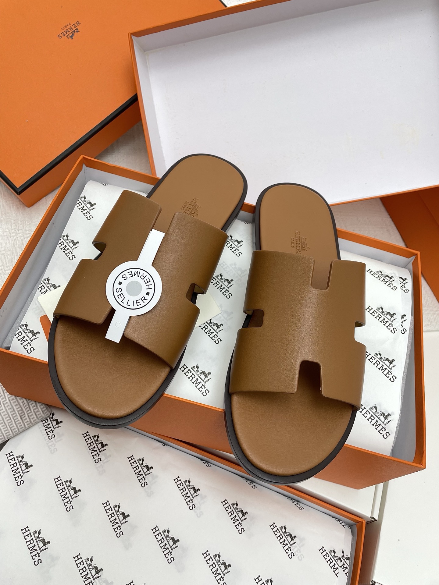 NO:239127,Top version Hermes/Hermes official website synchronization, classics are always passed down, and must-have for male gods!  The same I-style flip flops in the counter, high-quality men's slippers, convenient foot covers when going out, exquisite craftsmanship, high-end production of the inside and outside market, top layer calfskin, original mold opening sole Original shoes are made 1:1, top version, very comfortable and generous, comfortable on the feet, the most popular luxury goods of the big brand Mingming. [Rose] [Rose] The perfect combination of high-end and gorgeousness shows you the noble and extraordinary charm of life!  Size 39-46 (38 45 46) Custom made without return or replacement. The sole is made of genuine leather and the sole is completely dyed, so you will never be afraid of fading!  Original custom leather upper, slippers, hermes, hermes, slippers, cowhide, Leather soles19860909顶级版本Hermes/爱马仕 官网同步,经典永流传,男神必备品！专柜同款工字拖 高品质潮男拖鞋 出门套脚方便 ,工艺精致,里外全皮市场高端出品,头层小牛皮 ,原版开模大底  原版鞋1:1制作,顶级版本,上脚非常舒服大方,舒适,大牌名明最爱的奢侈品.[玫瑰][玫瑰][玫瑰]高档华丽的完美结合一体,为你展现出高贵不凡的人生魅力！ 码数39-46（38 45 46)订做不退不换 鞋底材质真皮大底全真皮沿边而且鞋底是透染的哦,绝不怕掉色！ 鞋面原版定制牛皮,拖鞋,hermes,hermes,slippers,cowhide,Leather soles,Women's Shoes