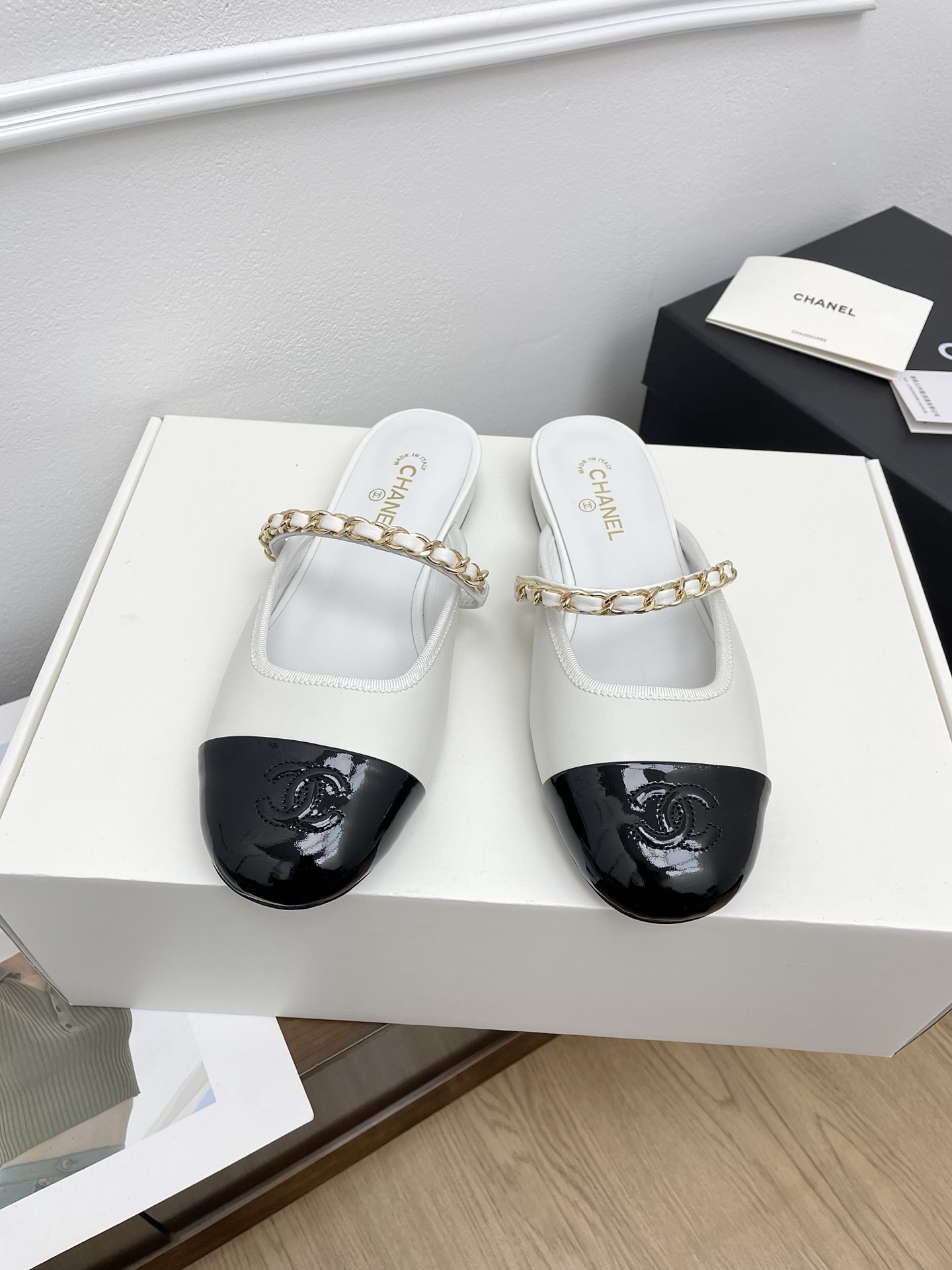 NO:239121,Top version of Xiaoxiang 2025 early spring new chain round-toed slippers Xiaohongshu strongly recommends the style, it looks good no matter how you match it, a must-have for fashionable beauty, Chanel women loves simplicity and irresistible to resist the matching to show a unique style of dressing. Upper: using original custom sheepskin Inner: sheepskin Outsole: genuine leather sole Size: 35-39 (40, 41 custom made, semi-torched, chanel, slippers, sheepskin19860909顶级版本小香2025早春新款链条小圆头拖鞋 小红书力推款,怎么搭配都好看,时髦精必备,香奈儿女士钟爱简约又难以抗拒系搭配展现与众不同的穿搭风格 鞋面:采用原版定制羊皮 内里:羊皮 大底:真皮底 码数:35-39（40、41定做,半拖,chanel,slippers,sheepskin,Women's Shoes