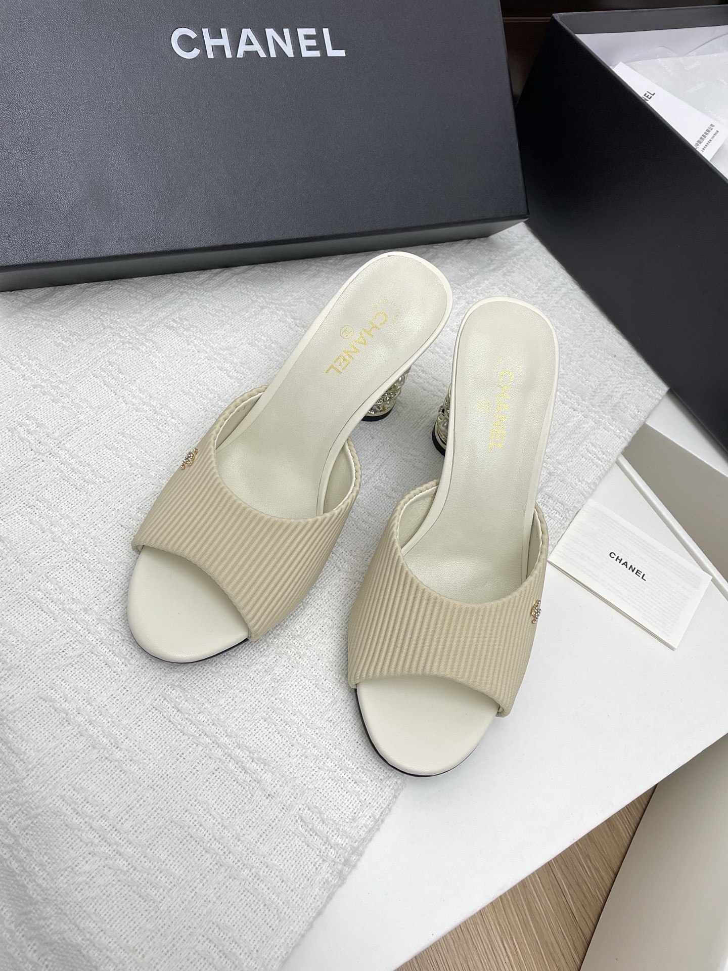 NO:239117,Top version CHANE*｜Xiaoxiang 25P spring and summer new product, diamond heel series double C high heel slippers. This season's mesh lace is breathtakingly beautiful!  It is hazy and can't see clearly. Whether it is a clothes or a skirt, it is faintly sexy when worn on a woman. It is very dreamy and romantic, playful and cute, full of temperament, and it is fashionable and modern, revealing a hint of elegant charm!  This shoe satisfies all girls' fantasies about high heels. It has a girlish feel and can also be worn to look like a goddess!  Upper: elastic mesh Inner: lambskin Outsole: genuine leather outsole Heel height 8cm Size 35-39 (customized by 40/41), slippers, chanel, high heels, slippers, skirts, sheepskin, Leather soles19860909顶级版本CHANE*｜小香25P春夏新品 钻跟系列双C高跟拖鞋 这一季的网纱蕾丝美得让人窒息！ 朦胧看不清,不管是衣服还是裙子 穿在女人身上,若隐若现的小性感 很梦幻很浪漫,俏皮可爱,气质十足 又不失时尚现代感,透出丝丝优雅魅力！ 这款鞋满足了女生对高跟鞋的所有幻想 既有少女感,也可以穿出女神范！ 鞋面:弹力网面 内里:为小羊皮 大底:真皮大底 跟高8cm 码数35-39（40/41定制）,拖鞋,chanel,high heels,slippers,skirts,sheepskin,Leather soles,Women's Shoes