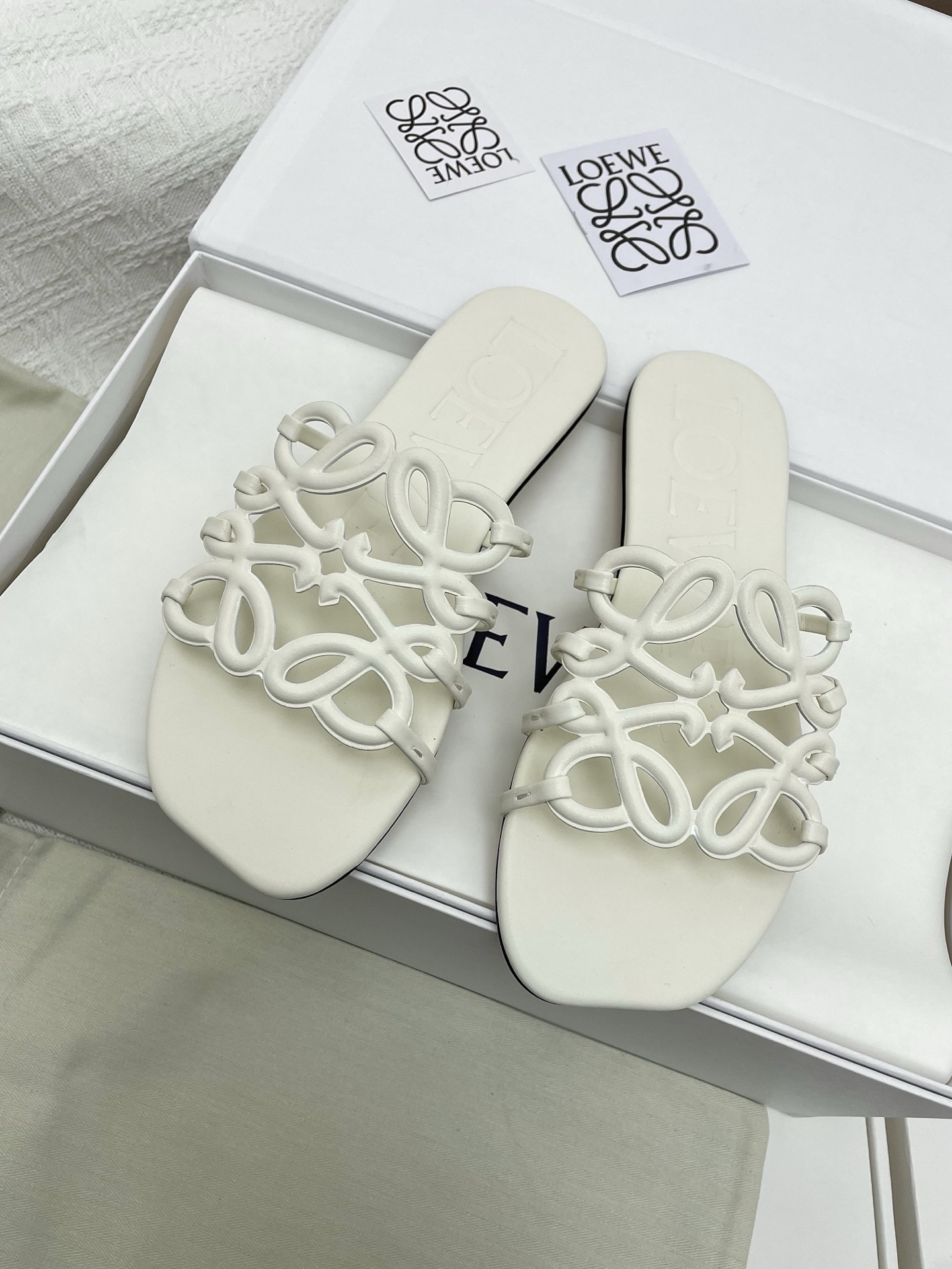 NO:239119,Purchase grade LOEW*25/Spring and summer new iconic Anagram printed slippers· A versatile slipper that must be reserved for the next summer· Suitable for any occasion·Eye-closed (note that there is no color difference in P leather) Customized sheepskin upper imported leather injection molded sole size 35-39 (40 custom made without return and exchange), slippers, loewe, slippers, sheepskin19860909代购级LOEW*25/春夏全新标志性的Anagram印拖鞋· 为接下来夏日必蓄备的一款百搭拖鞋·适用任何场合·闭眼入（注意P皮料无色差） 鞋面定制羊皮 鞋底进口真皮注塑大底 码数35-39(40定做不退换),拖鞋,loewe,slippers,sheepskin,Women's Shoes