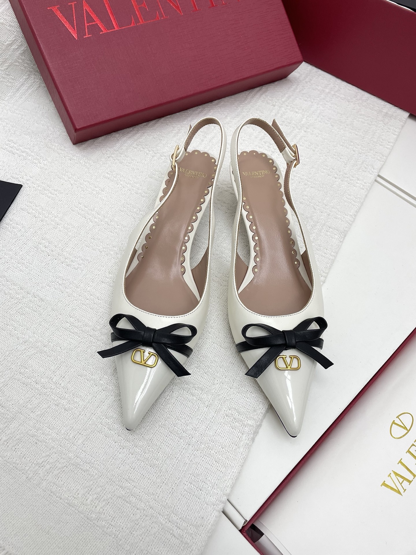 NO:239115,Sandals single shoes VALENTINO Valentino latest V Logo SIGNAl small V button bow splicing design high heels fabric cowhide   patent leather inner full grain sheepskin outsole imported from Italy Heel height 4.0/8.0 Size 35 -39 (34 40 41 custom made no), Sandals single shoes, valentino, valentino, sandals, high heels, cowhide, sheepskin, Leather soles19860909凉鞋单鞋VALENTINO华伦天奴最新V Logo SIGNAl小V扣蝴蝶结拼接设计高跟鞋 面料牛皮 漆皮 内里全粒面羊皮 大底意大利进口真皮大底 跟高4.0/8.0 配码35 -39（34 40 41定做不）,凉鞋单鞋,valentino,valentino,sandals,high heels,cowhide,sheepskin,Leather soles,Women's Shoes